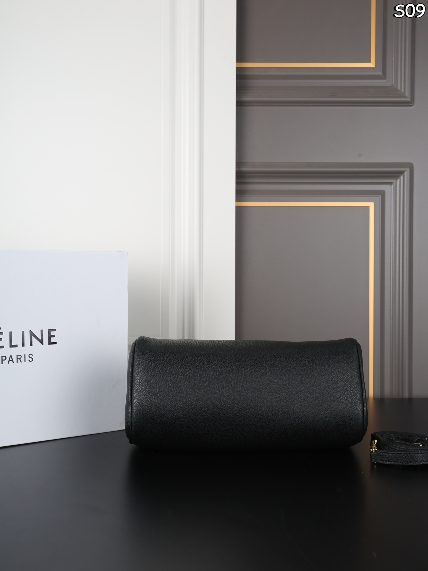 P155 折叠盒 CELINE赛琳 Triomphe CYLINDER 圆筒包 手提包 CELINE家族新成员 CYLINDER圆柱体手提包 轻便舒适 经典配色 🉑手拎🉑肩背 简直是深得我心 自重特别轻便的同时包型也都别出心裁 像这款长手柄的CYLINDER我都能想象到秋冬了手腕在驼色羊绒大衣上会有多么的精彩绝伦 尺寸：26&times;13