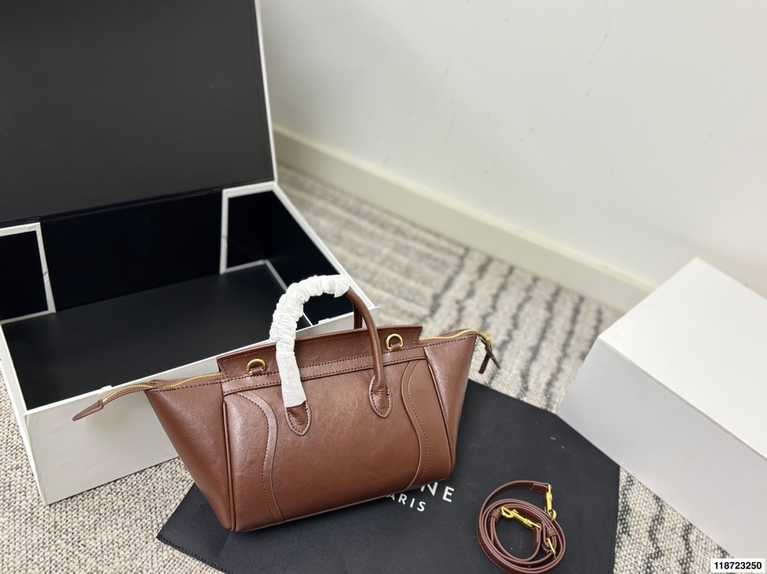 p240 尺寸25&times;19折叠盒 CELINE 赛琳New Luggage 手袋笑脸包 通勤休闲都很适合。 手提斜挎都OK，实用又优雅，CELINE经典