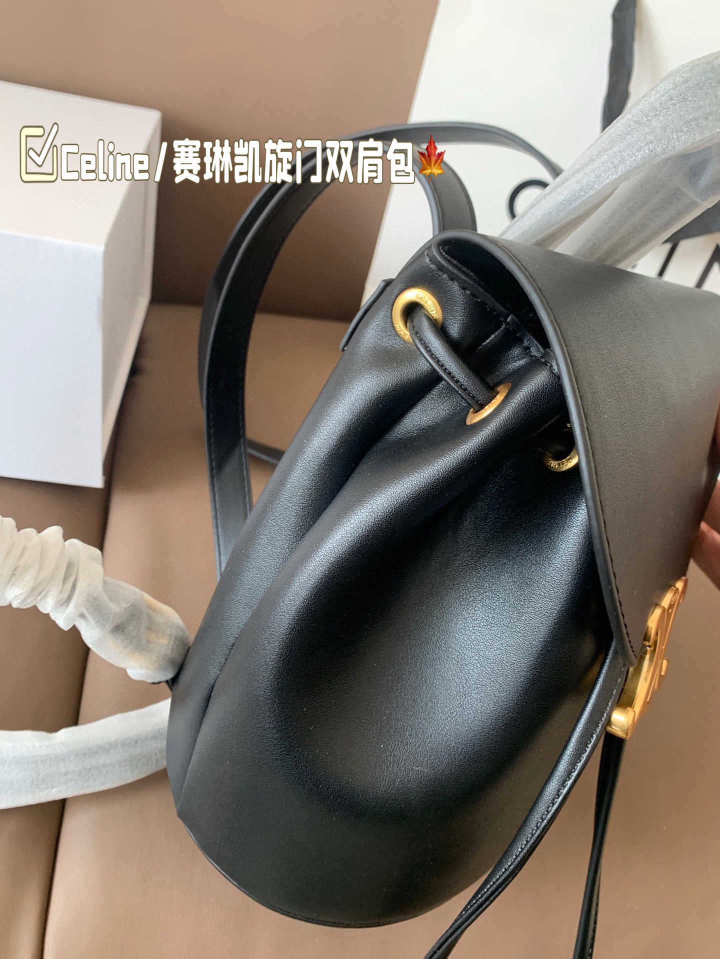 P150 Celine/赛琳TRIOMPHE 凯旋门老花双肩包Lisa同款 将复古元素与一向拿手的利落线条 尺寸18*23 折叠盒