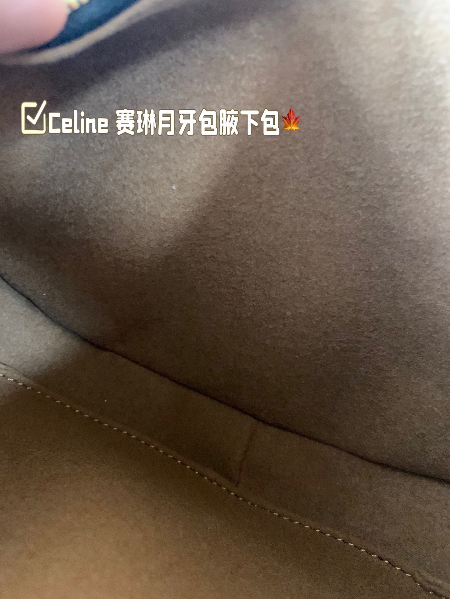 P150 size:22*15 Celine 赛琳最新款腋下包💕 小巧优雅的月牙🌙形轮廓, 上身都是休闲感,真的太🔥了! 容量可以满足当下出门需求, 夏天很方便的一款,超百搭‼️