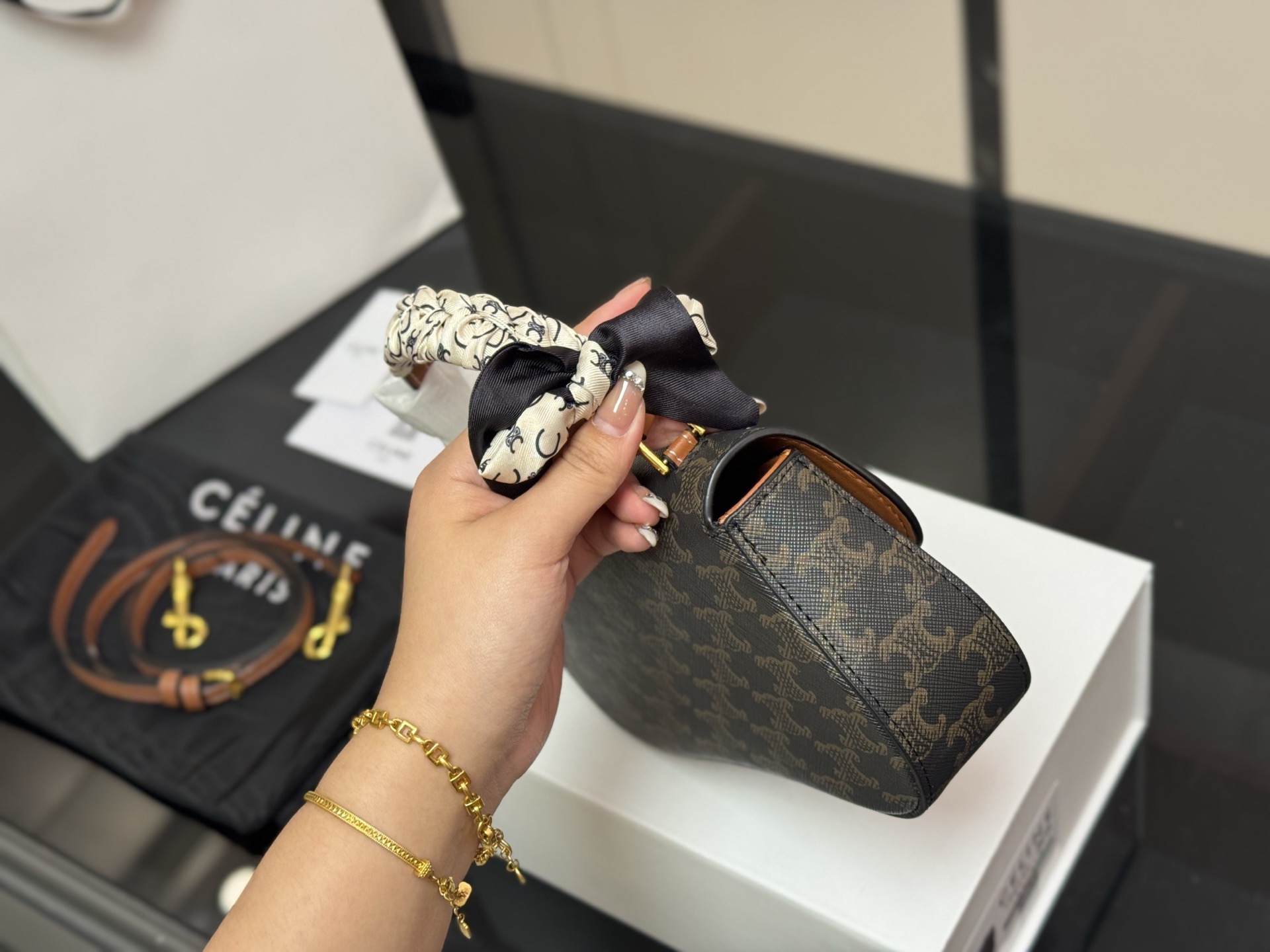 &yen;160 配折叠盒 size：22*12cm celine 超美腋下包 凯旋门 ⚠️升级版 重新出货 复古性感百搭小包 赛琳不容错过！！ ⚠️牛皮皮质 这个冬天您离不开它！