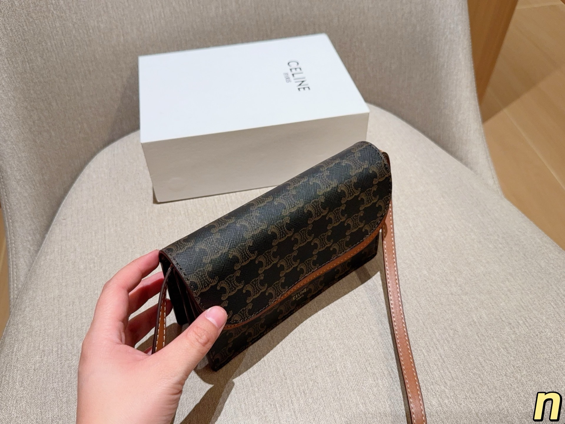 💰135 CELINE赛琳 TOILE TRIOMPHE系列经典老花斜挎手拿包 风琴包小方包信封包 尺寸20&times;12&times;6 礼盒包装🎁