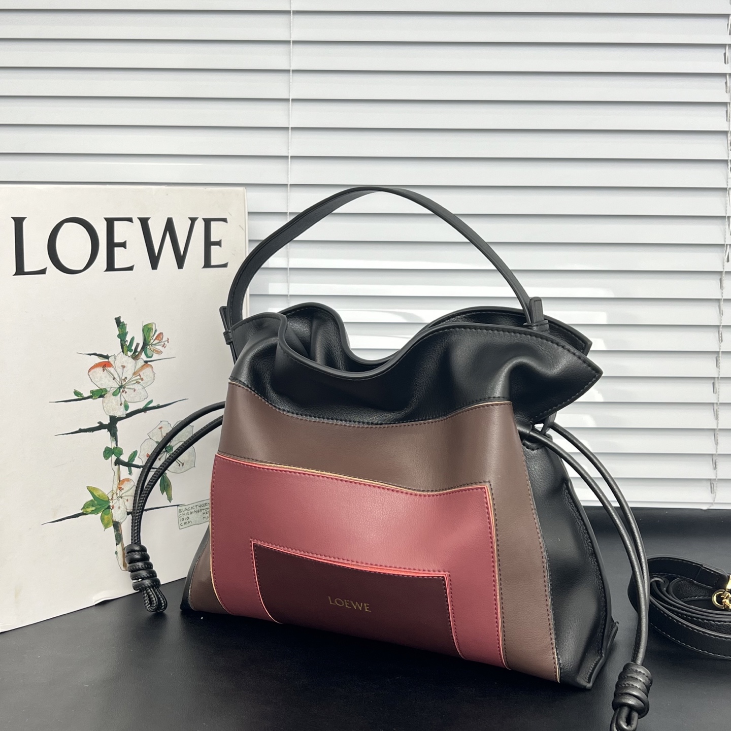 💰248包邮❗ 拼色 𝑳𝒐𝒆𝒘𝒆 Flamenco 福袋 可手提可斜挎 平纹牛皮 拉绳收紧 并打上标志性的盘绕结， &ldquo;肩背 斜挎或手拿*可拆卸和可调式肩带*隐形式磁扣开合 尺寸 大号：29-24-10 cm ❌不退不换慎重下单❌