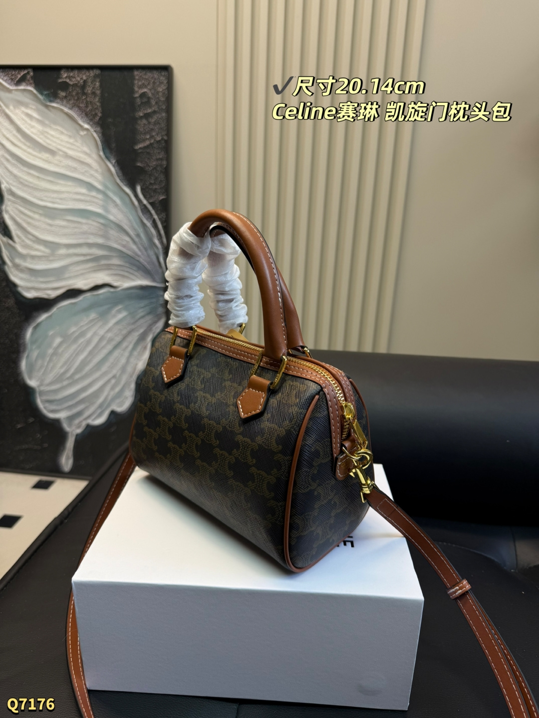 💰155 配盒带丝巾 尺寸：20.14cm CELINE赛琳凯旋门小号波士顿老花枕头包 lisa同款~小号比mini更实用更日常！ 凯旋门老花复古感十足，不易过时！手拎可盐可甜，单肩又欲又酷~，既实用又时尚，盘它! 非常能装的包型，自带复古感，秋冬适配 小号容量可以放下手机 卡包 钥匙 粉饼 口红等&hellip; mini可爱 也能放下女生平时用到的化妆品