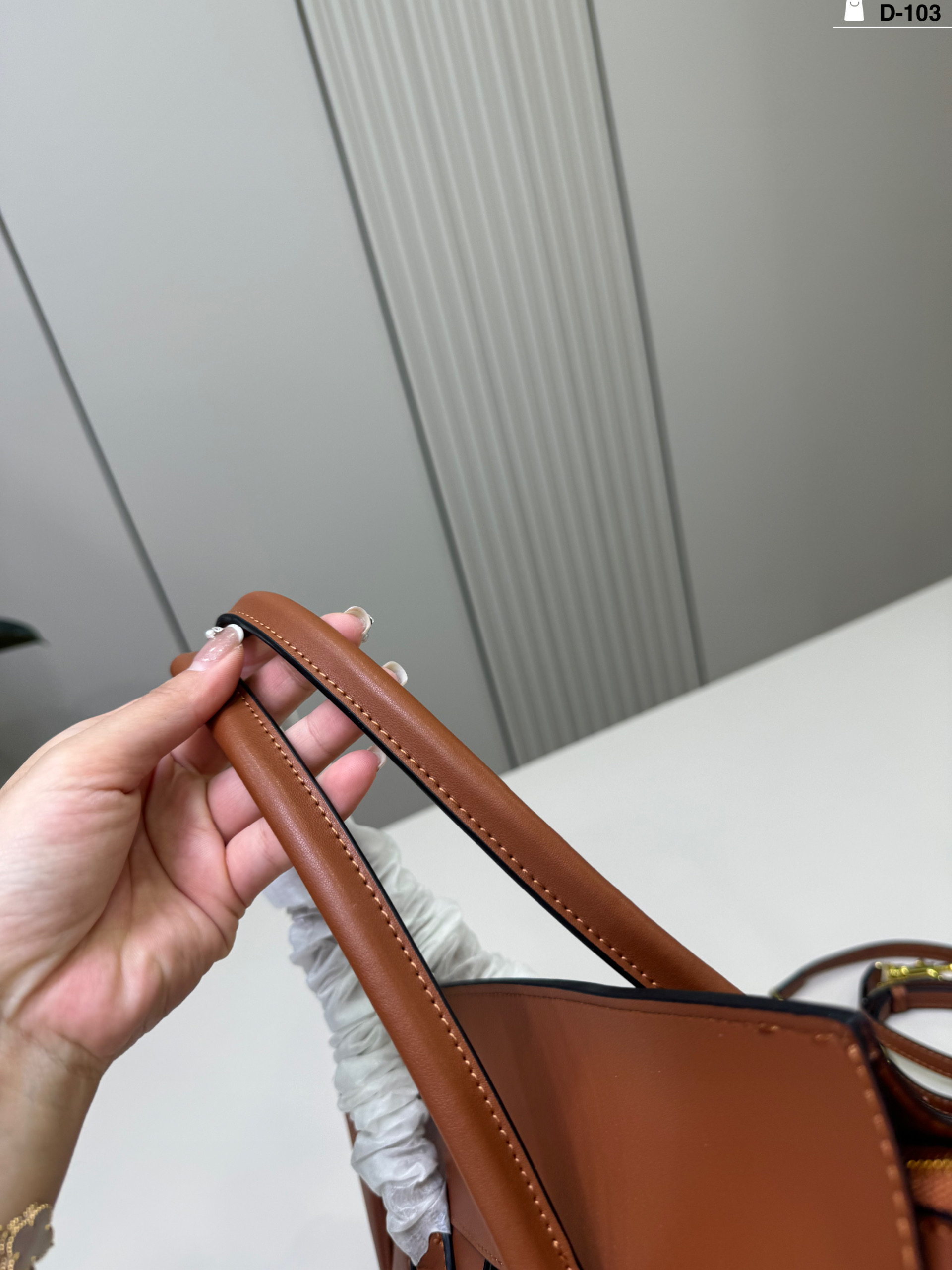 💰p200 D-103尺寸36&times;22 CELINE 赛琳New Luggage 手袋笑脸包 通勤休闲都很适合。 手提斜挎都OK，实用又优雅，CELINE经典