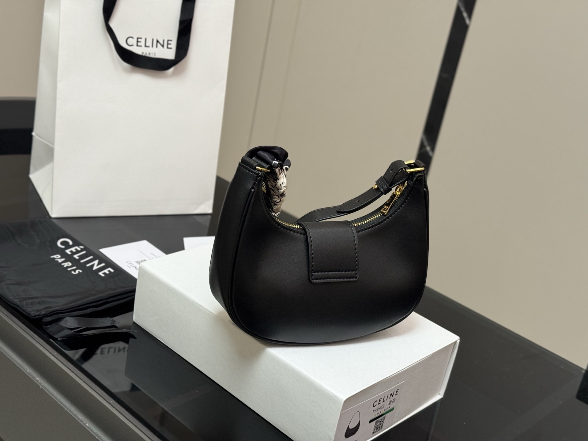 &yen;140 配折叠盒 尺寸：24*20cm celine ava腋下包 依旧好好背 手拎起Ava就好有气场哟100 赛琳实用性更强哦！ 高级感超强！