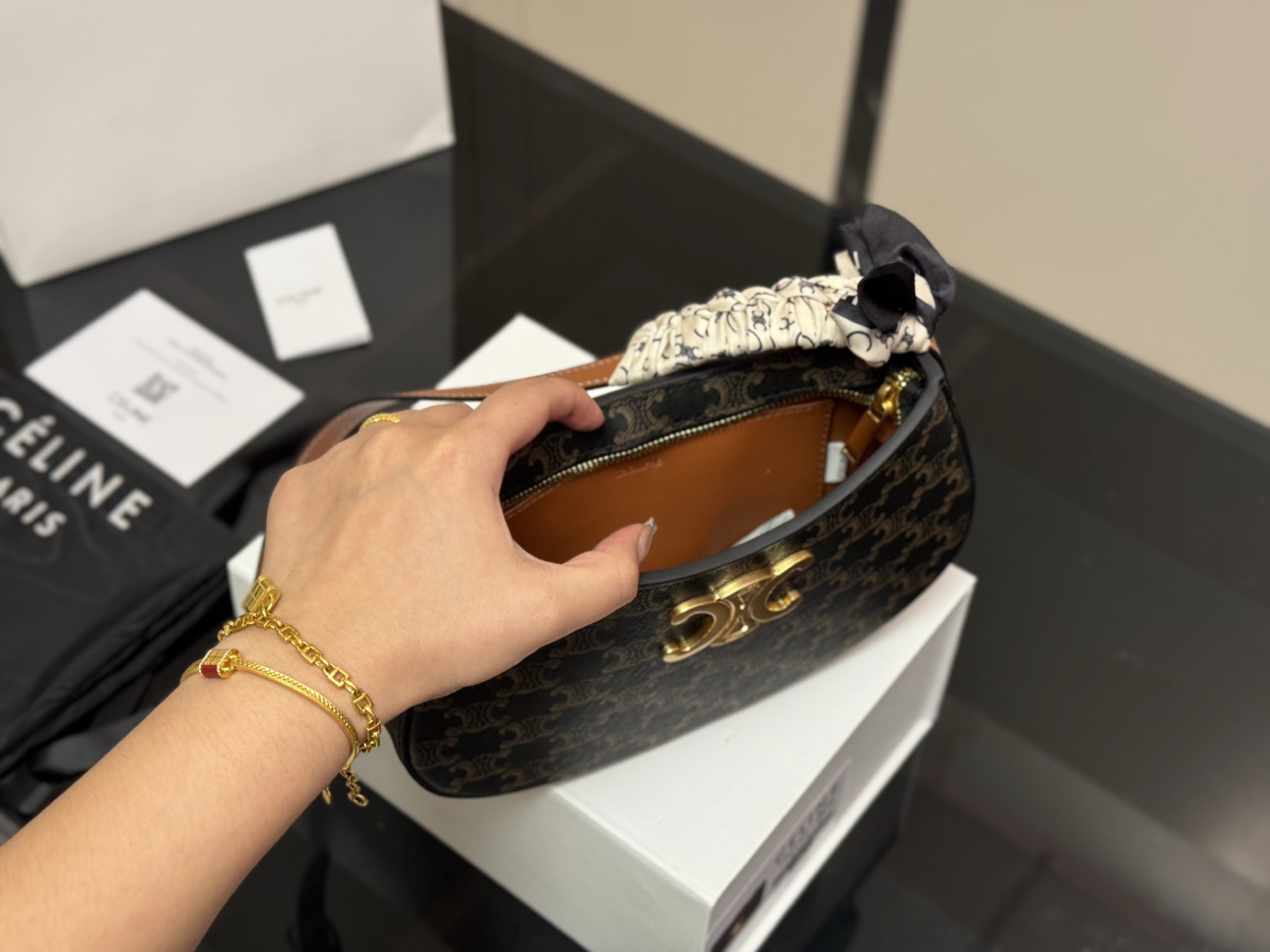 &yen;160 配盒 size：23*13cm celine tilly 好看又好用的包 2025新款小可爱Tilly 复古性感百搭小包 赛琳不容错过！！ ⚠️牛皮皮质