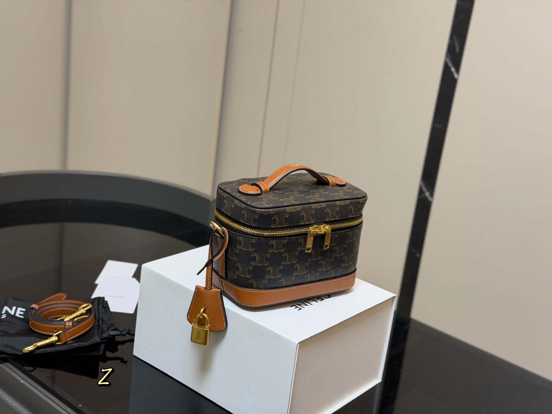 &yen;190 配折叠盒 赛琳CELINE 复古斜挎包 真的很有气质的款式容量是我喜欢的 不大却很能装质感不用多说 真的很华丽漂亮和实用兼顾无须多言 尺寸:18.13cm