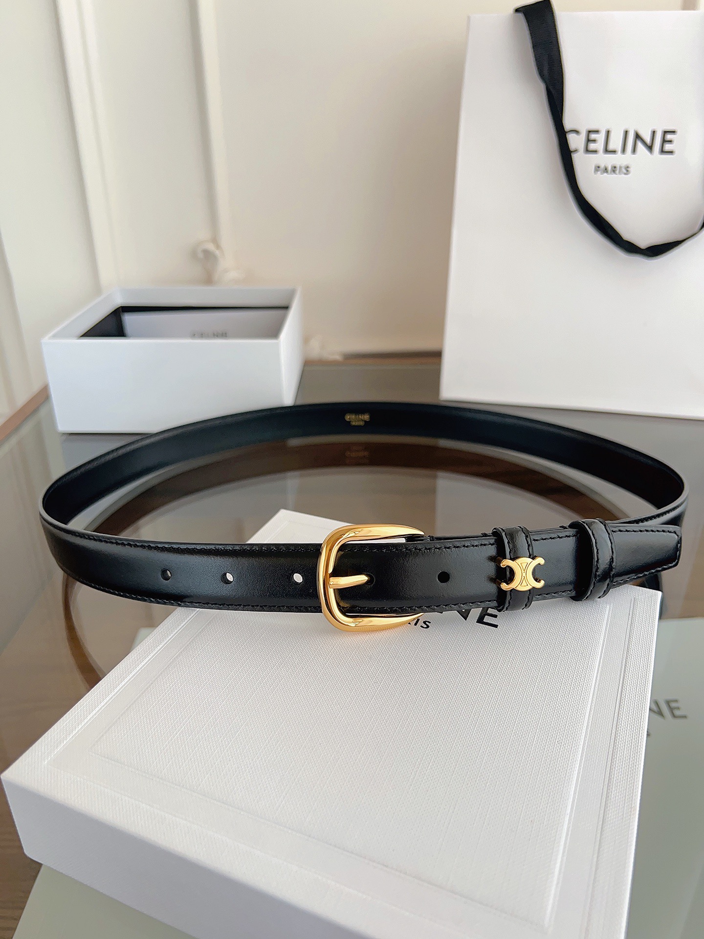P180 C&Eacute;LINE 赛琳🆕VIVIENNE中 TAURILLON25毫米皮带 牛皮革 牛皮革衬里 金色饰面 圆形搭扣 第一个圆环四周环绕TRIOMPHE金属环 宽度：2.5厘米