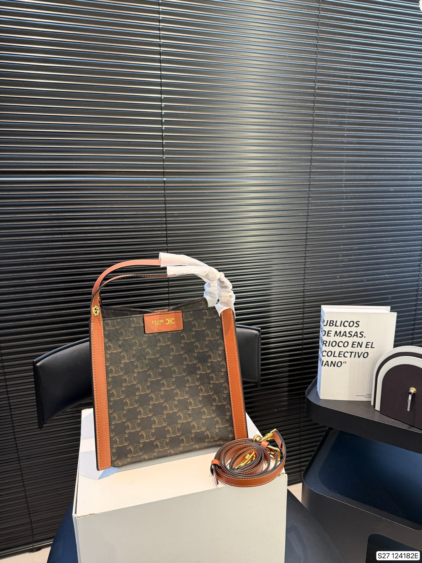 P185 配折叠盒 CELINE 赛琳CUBO手袋，日常通勤，休闲都超实用!手提，个性满分~内部空间超能装，水杯，手机，化妆品统统搞定，轻便耐用，时髦又百搭，日常出街必备! 尺寸17 22 货号124182