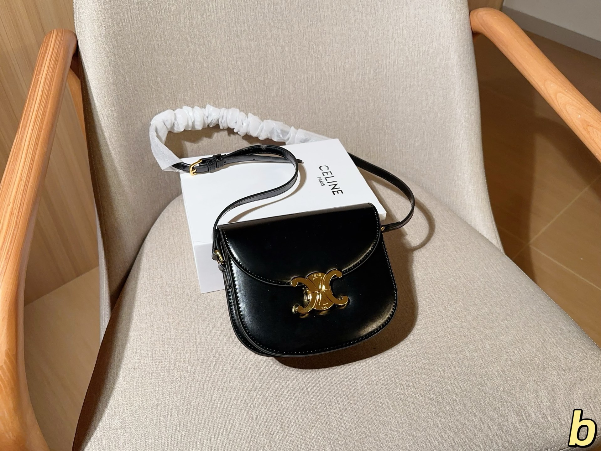 💰140 Celine/赛琳 经典半圆马鞍包 尺寸18&times;15&times;5 礼盒包装🎁