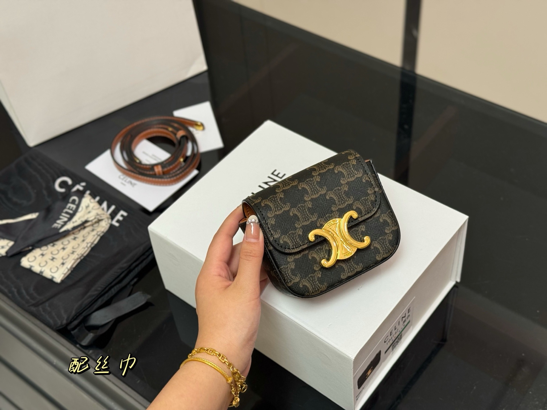 ¥140 配盒 size:10*12cm 赛琳迷你 硬币包 配牛皮 绝对可以荣登mini包着货量第一名了~ 想想都觉得要萌化了~