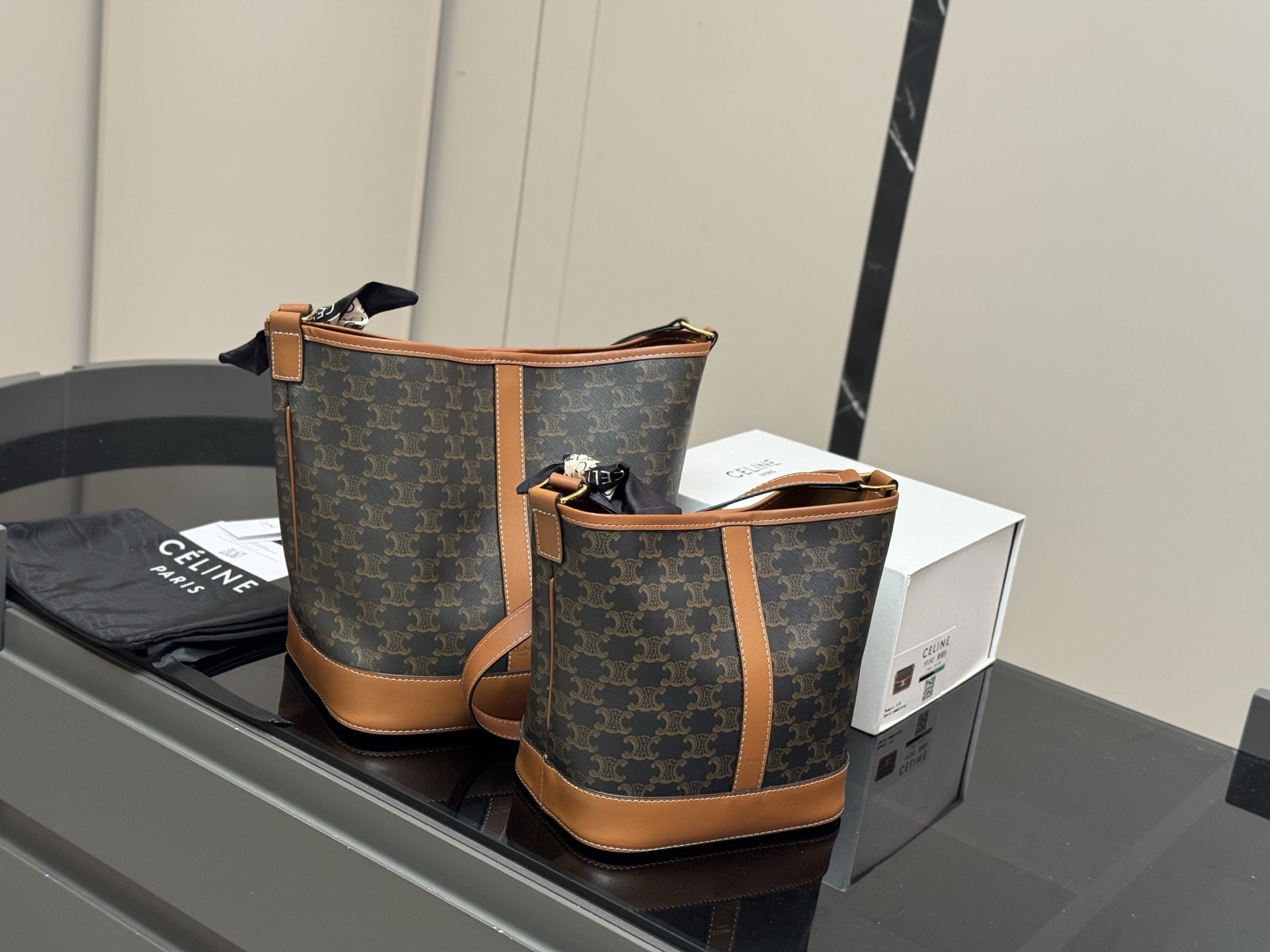 &yen;160 &yen;150 配折叠盒 size：25*27cm 18.22cm Celine 赛琳水桶包 这谁抵得住啊！ 一年四季都可以用的水桶！ 一直很喜欢老花的包 老花色经典极搭！ 颜值超级在线哦