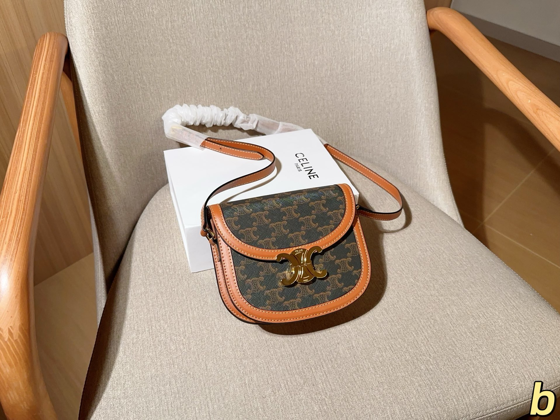 💰140 Celine/赛琳 经典半圆马鞍包 尺寸18&times;15&times;5 礼盒包装🎁