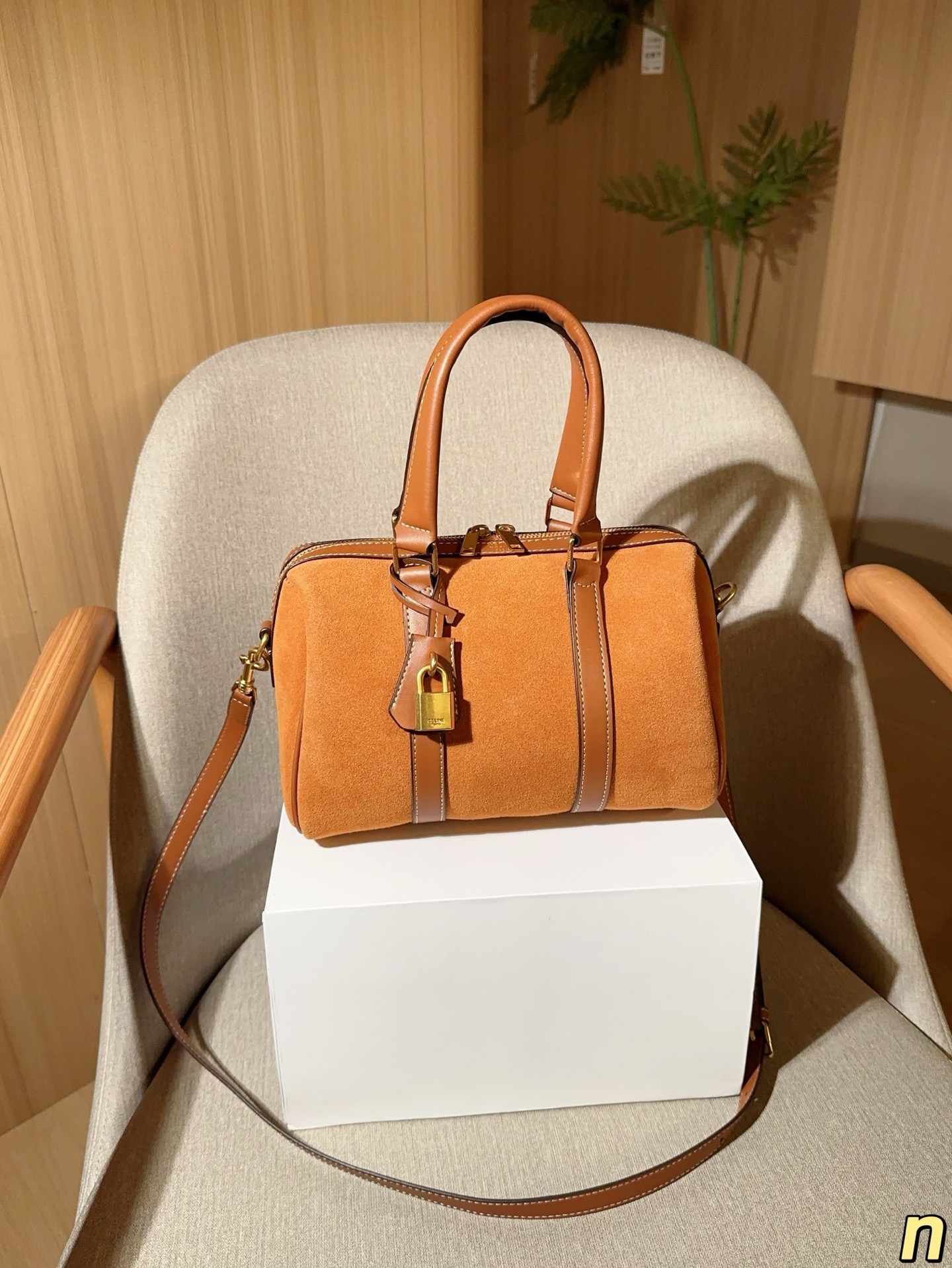 💰175 赛琳Celine 麂皮绒波士顿Boston枕头包 尺寸25cm 礼盒包装🎁