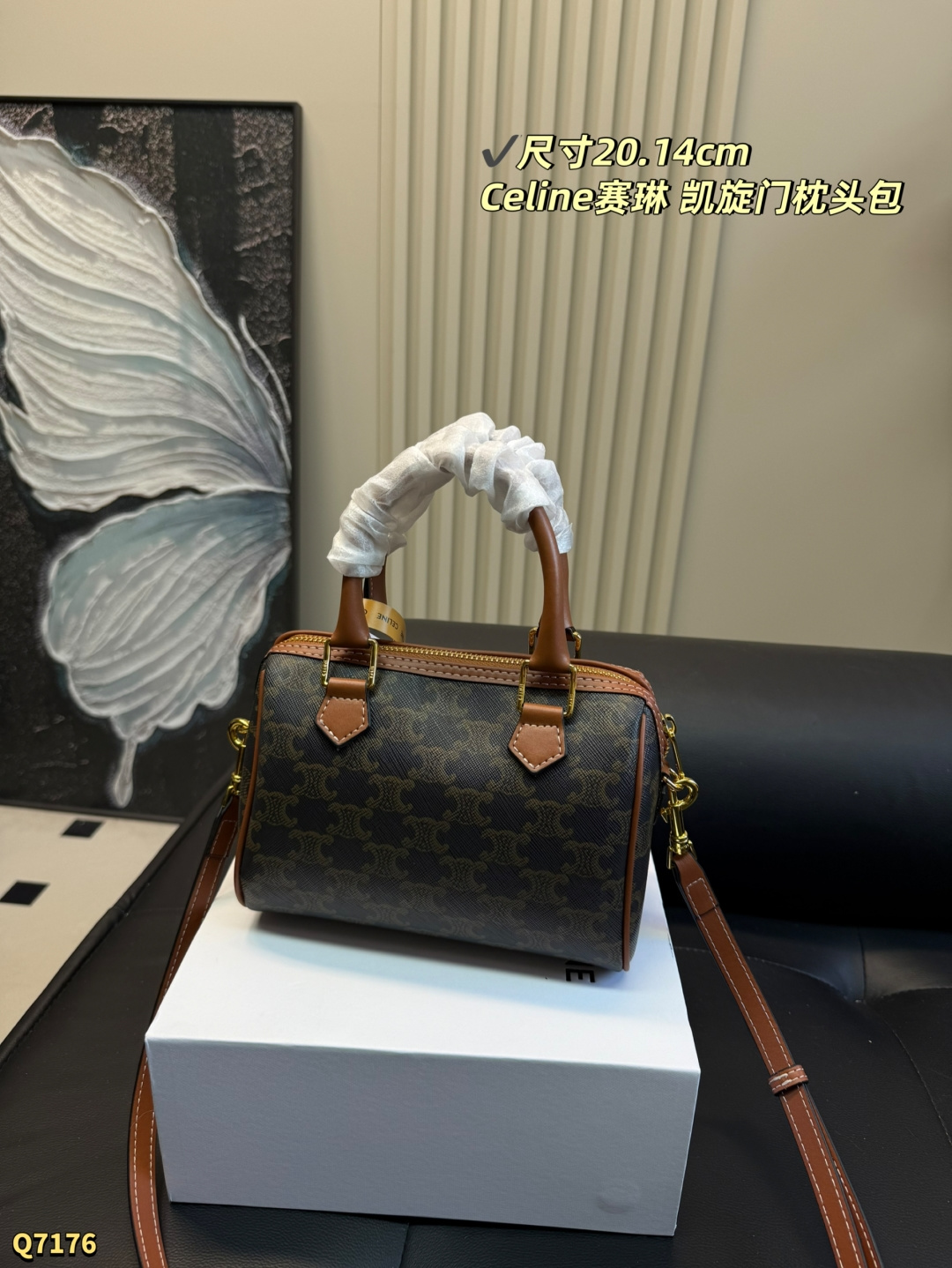 💰155 配盒带丝巾 尺寸：20.14cm CELINE赛琳凯旋门小号波士顿老花枕头包 lisa同款~小号比mini更实用更日常！ 凯旋门老花复古感十足，不易过时！手拎可盐可甜，单肩又欲又酷~，既实用又时尚，盘它! 非常能装的包型，自带复古感，秋冬适配 小号容量可以放下手机 卡包 钥匙 粉饼 口红等&hellip; mini可爱 也能放下女生平时用到的化妆品