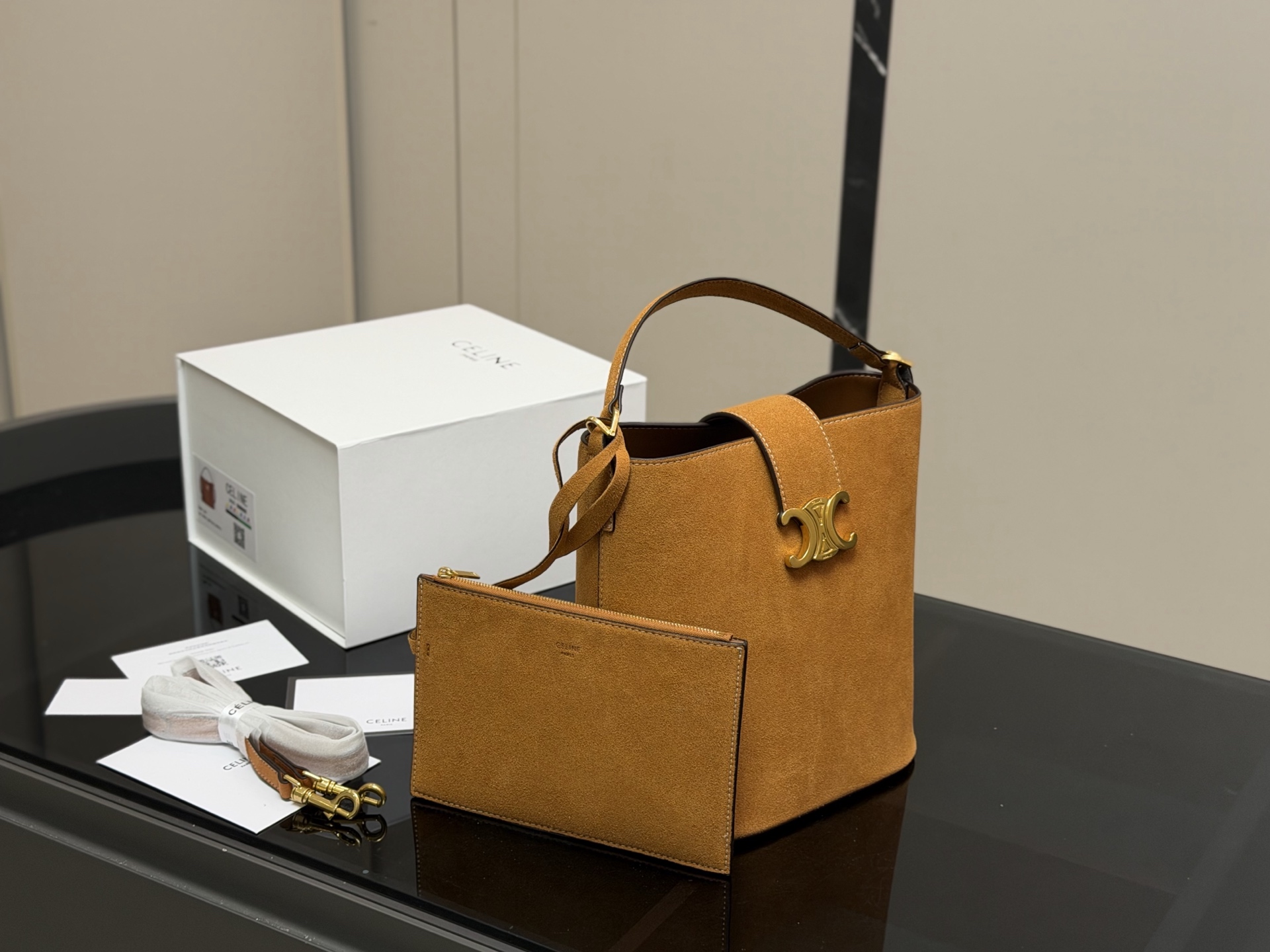 &yen;185 配折叠盒 size： 24.24cm Celine 水桶包赛琳 一直很喜欢小牛皮的包 经久耐看 复古印花图案 有着高颜值的复古文艺气息🌱