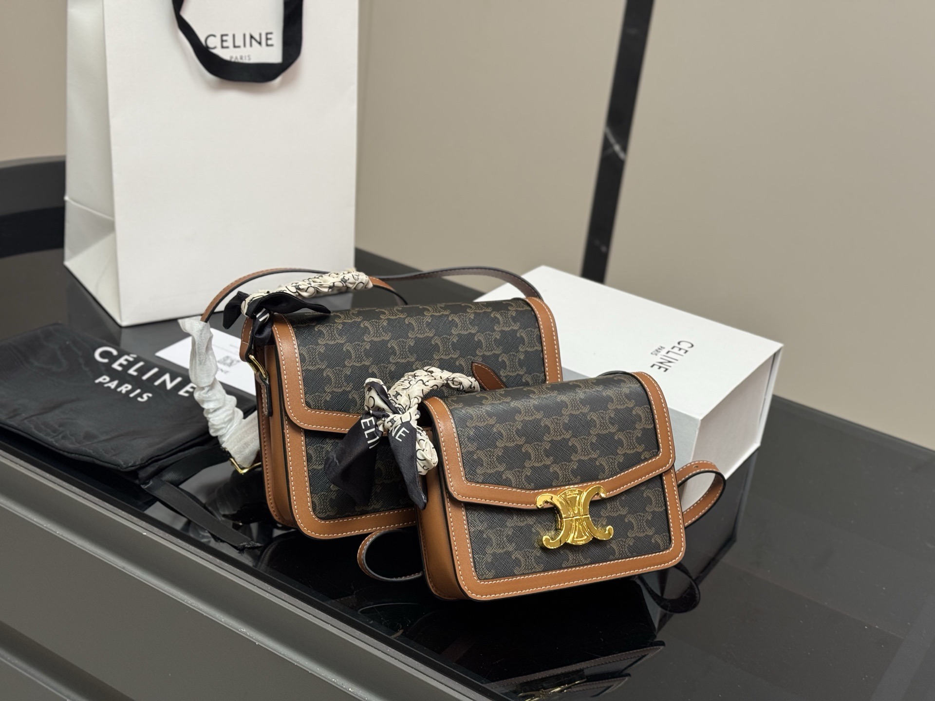 &yen;180 &yen;190 配折叠盒 尺寸：23cm*17（大） 19cm*15（小） 赛琳 凯旋门！ 很高端！很高级! 很适合🈴️四季！ ⚠️牛皮！牛皮！