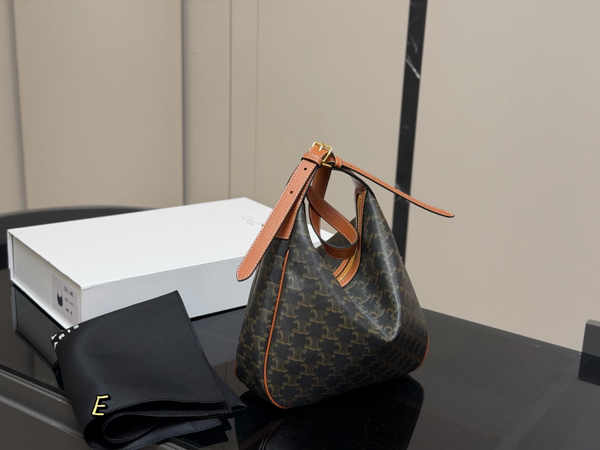 &yen;185 配折叠盒 size：29.27cm celine 赛琳新品发布hobo腋下托特 延续凯旋门 复古斜挎 ， 耐看经典一点都不老