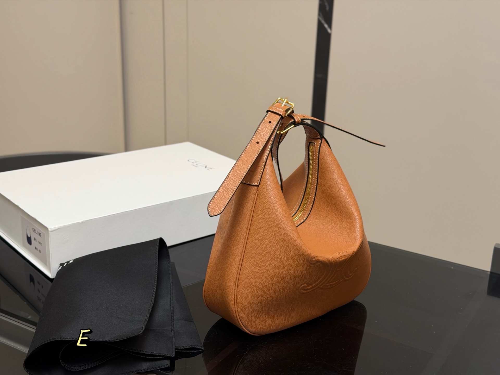 &yen;185 配折叠盒 size：29.27cm celine 赛琳新品发布hobo腋下托特 延续凯旋门 复古斜挎 ， 耐看经典一点都不老