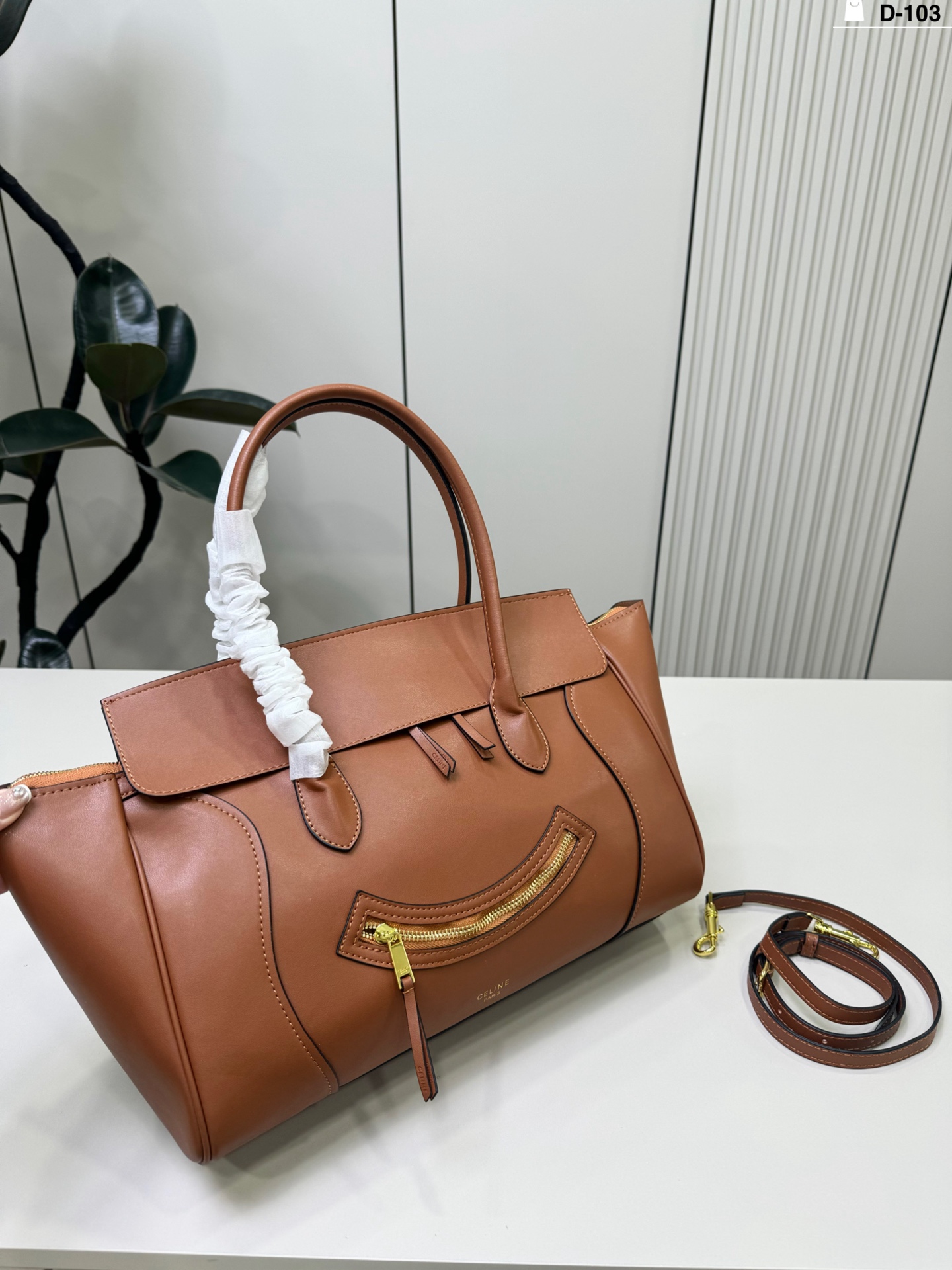 💰p200 D-103尺寸36&times;22 CELINE 赛琳New Luggage 手袋笑脸包 通勤休闲都很适合。 手提斜挎都OK，实用又优雅，CELINE经典