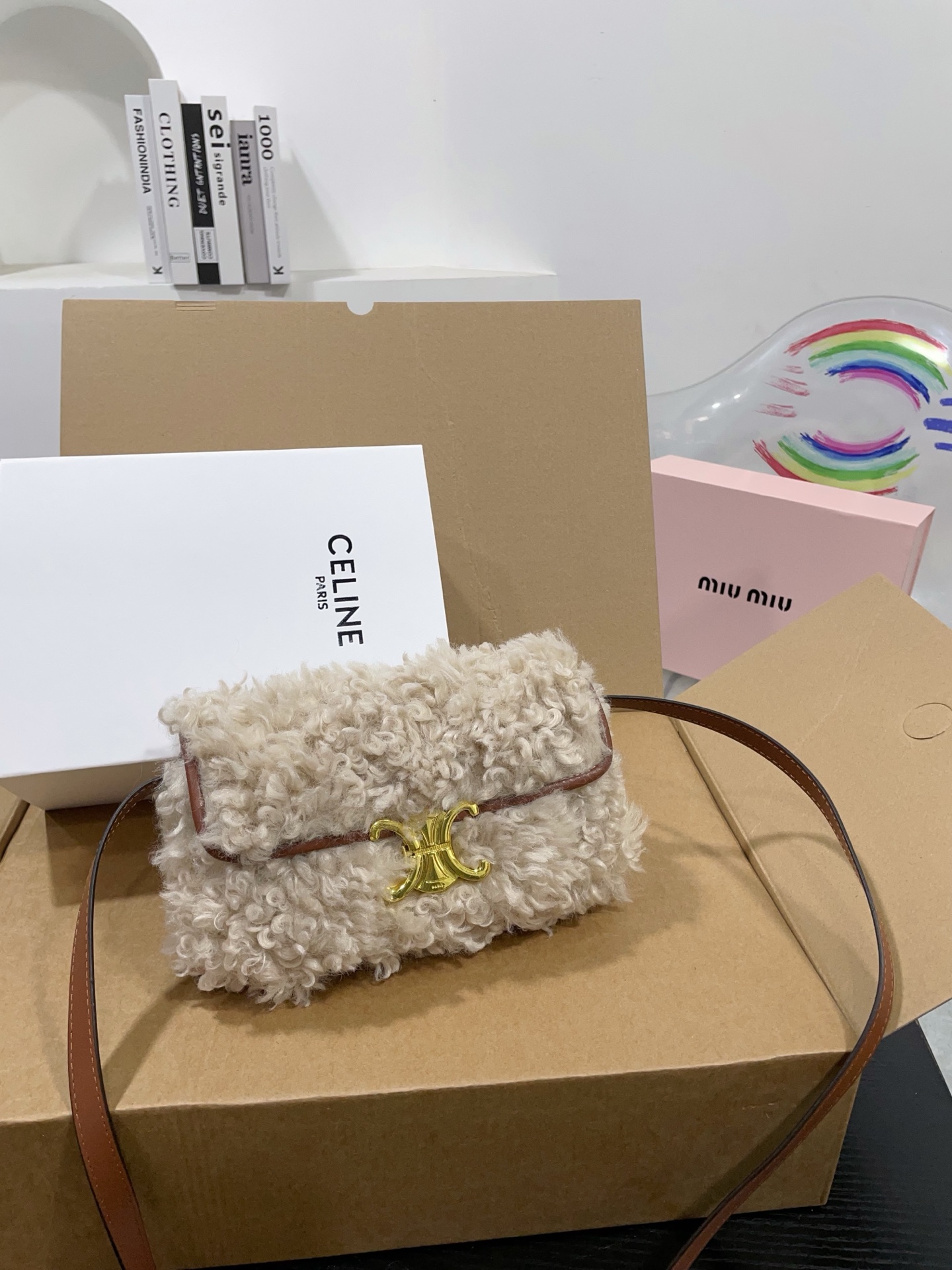 👑💰130💰配盒 赛琳原版羊羔毛hobo 红红火火恍恍惚惚出街啦~ 搭配衣服真的吼吼看~一秒时尚感千金风拉满红色也很显眼,好多场合都可以搭配 张元英同款~~~ 尺寸21cm