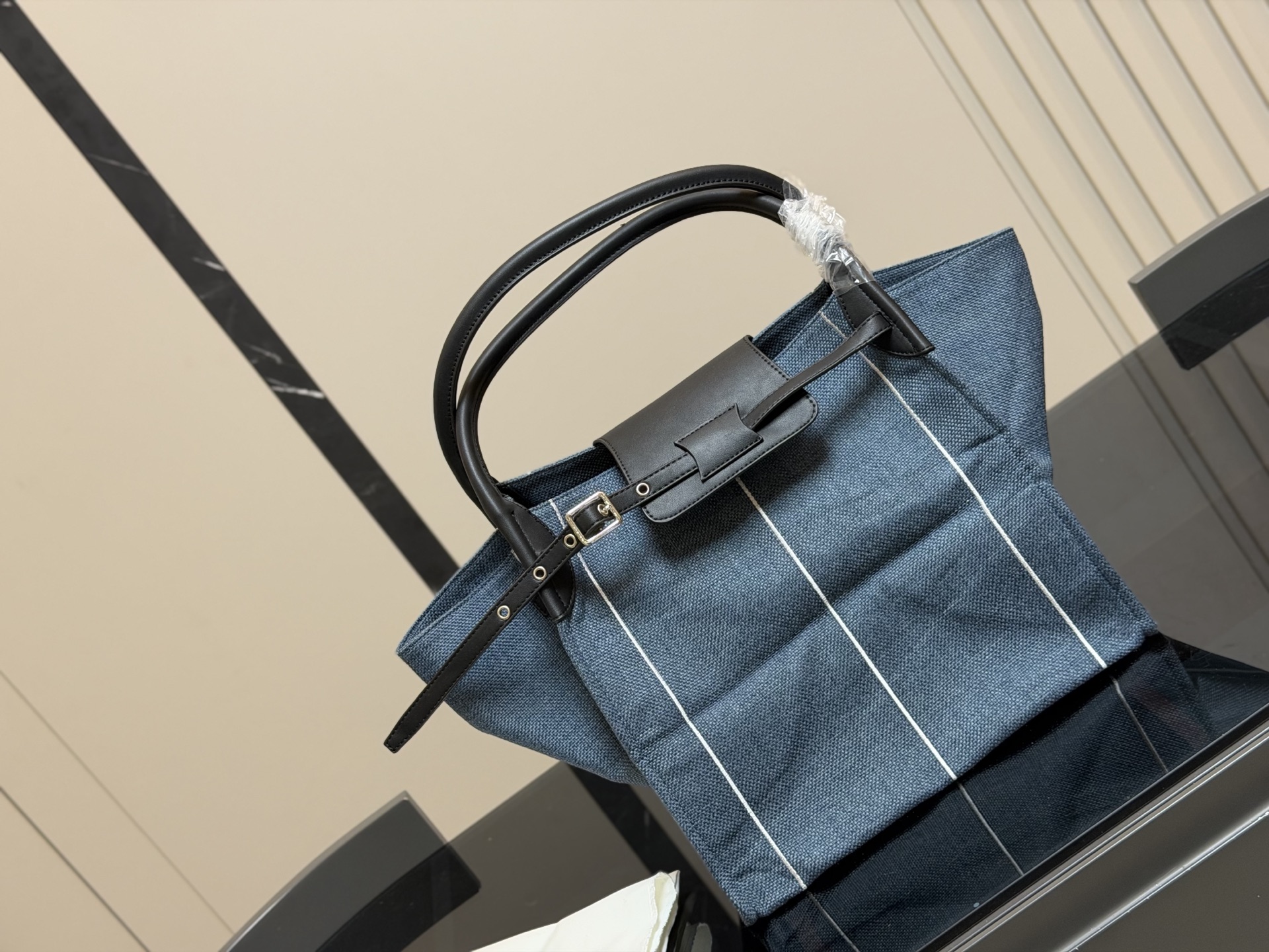 &yen;130 赛琳 belt bag鲶鱼包， 简洁的线条， 柔软包的身， 牛皮🐂品质！ 成为经典款IT bag之一 尺寸：32.31cm