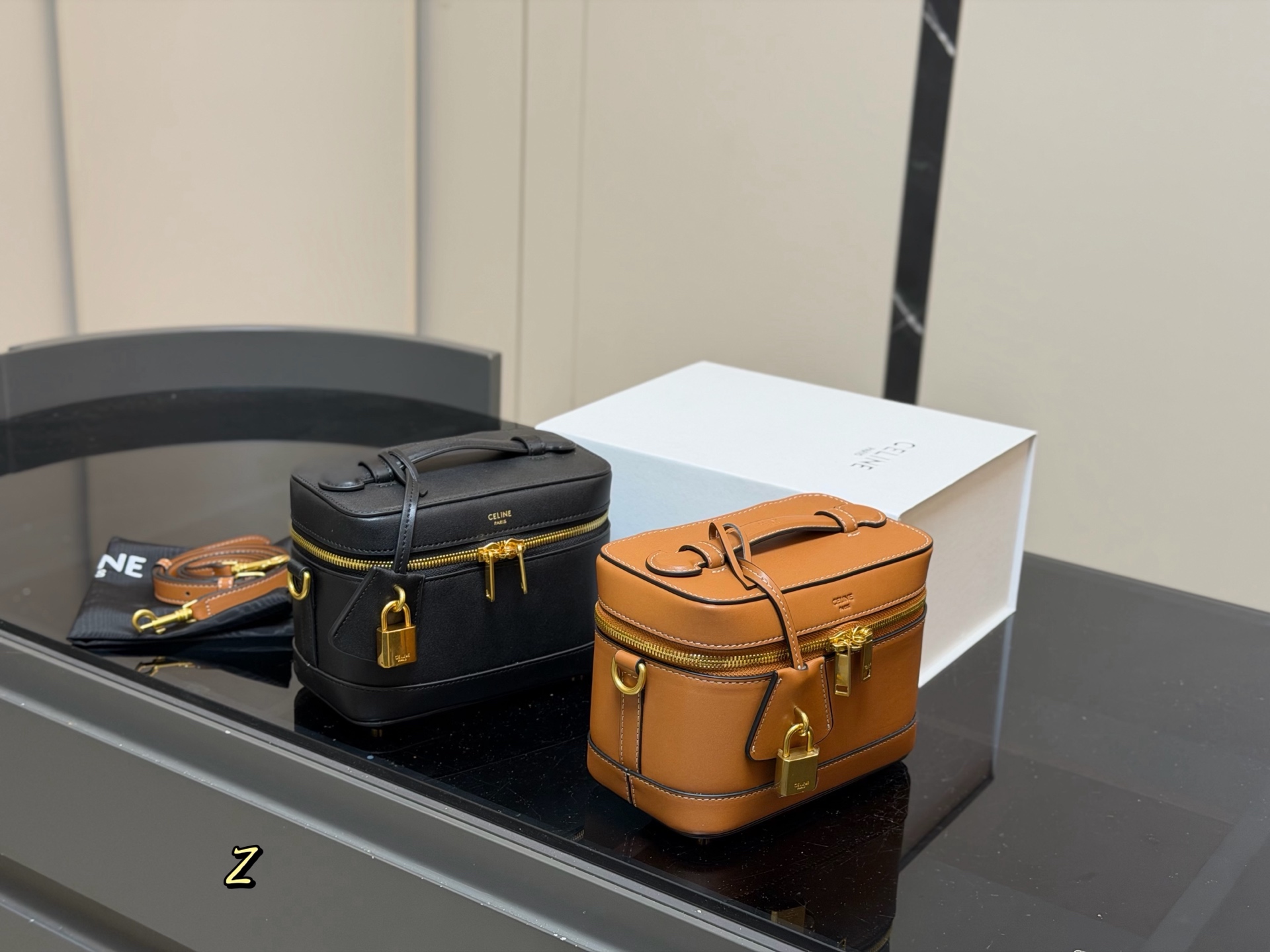 &yen;190 配折叠盒 赛琳CELINE 复古斜挎包 真的很有气质的款式容量是我喜欢的 不大却很能装质感不用多说 真的很华丽漂亮和实用兼顾无须多言 尺寸:18.13cm