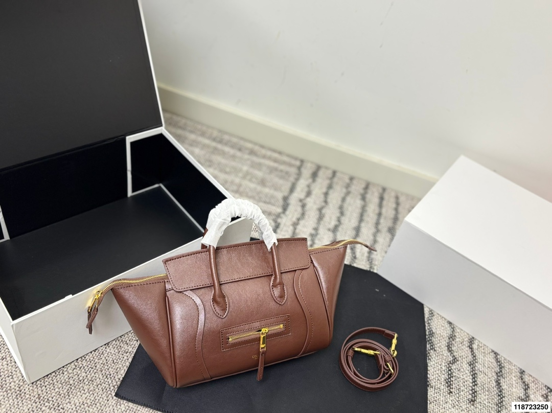 p240 尺寸25&times;19折叠盒 CELINE 赛琳New Luggage 手袋笑脸包 通勤休闲都很适合。 手提斜挎都OK，实用又优雅，CELINE经典