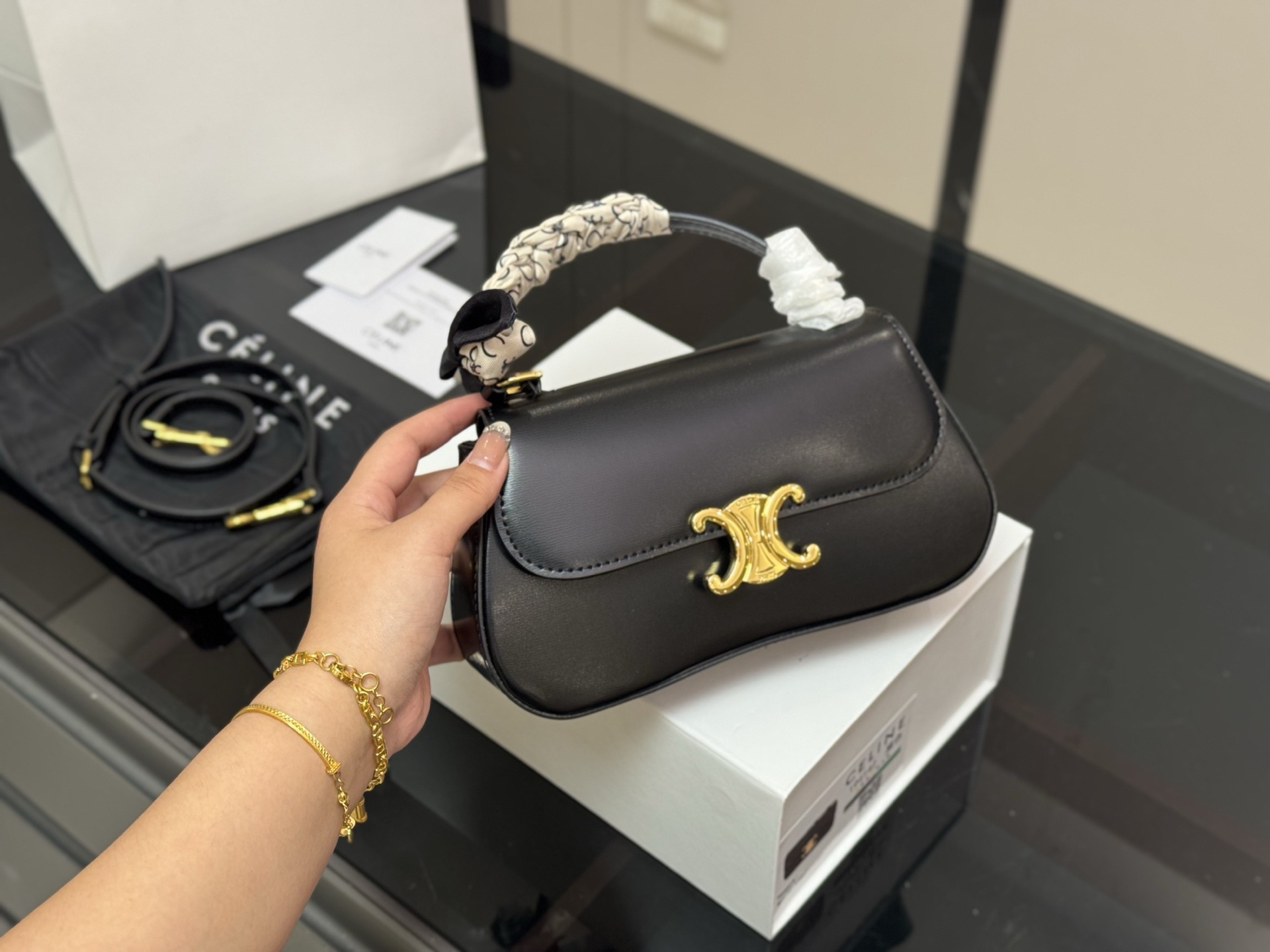 ¥160 配折叠盒 size:22*12cm celine 超美腋下包 凯旋门 ⚠️升级版 重新出货 复古性感百搭小包 赛琳不容错过!! ⚠️牛皮皮质 这个冬天您离不开它!