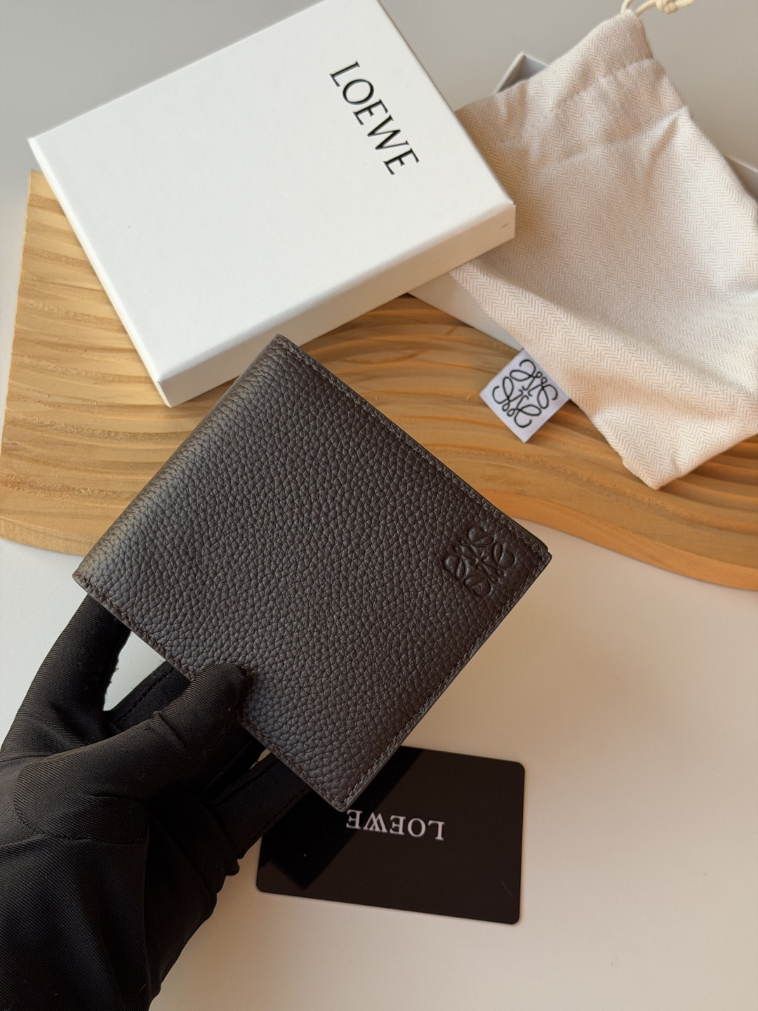 💰140包邮❗ 升级版 罗意威 loewe 荔枝纹牛皮 颗粒饱满 男士短款钱包 尺寸 ：11x10cm 型号 ：L1147 罗意威 Puzzle 几何牛皮钱包绵密的手感， 很有质感男女通用