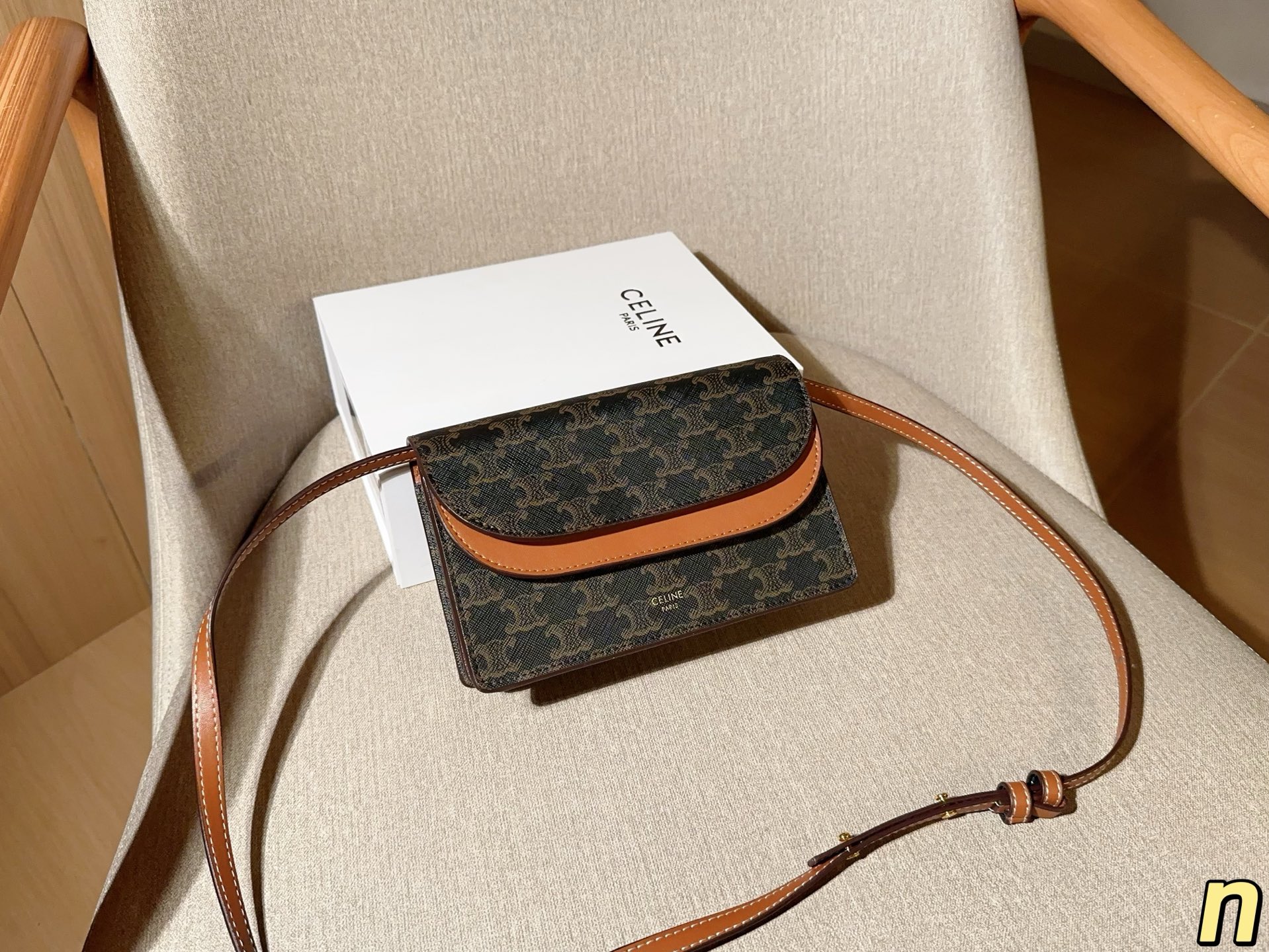 💰135 CELINE赛琳 TOILE TRIOMPHE系列经典老花斜挎手拿包 风琴包小方包信封包 尺寸20&times;12&times;6 礼盒包装🎁