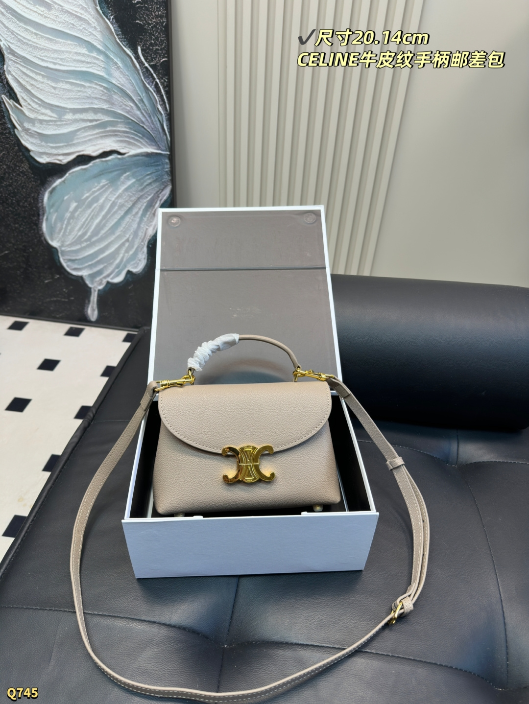 💰175配折叠盒 尺寸20.14cm 赛琳CELINE｜粒面牛皮🤎Teen Nino手柄邮差 TEEN NINO手袋👜采用天然粒面小牛皮材质 触感柔软且保留天然纹理，耐用不易变形 内里为Napa羊皮 搭配金色Triomphe金属锁扣，整体呈现低调奢华的棕褐色 配备顶部短手柄和可拆卸可调肩带 支持手拎、肩背或斜挎多种背法 包内结构包含两个主隔层 两个内贴袋和一个中央拉链袋 兼顾优雅与实用性