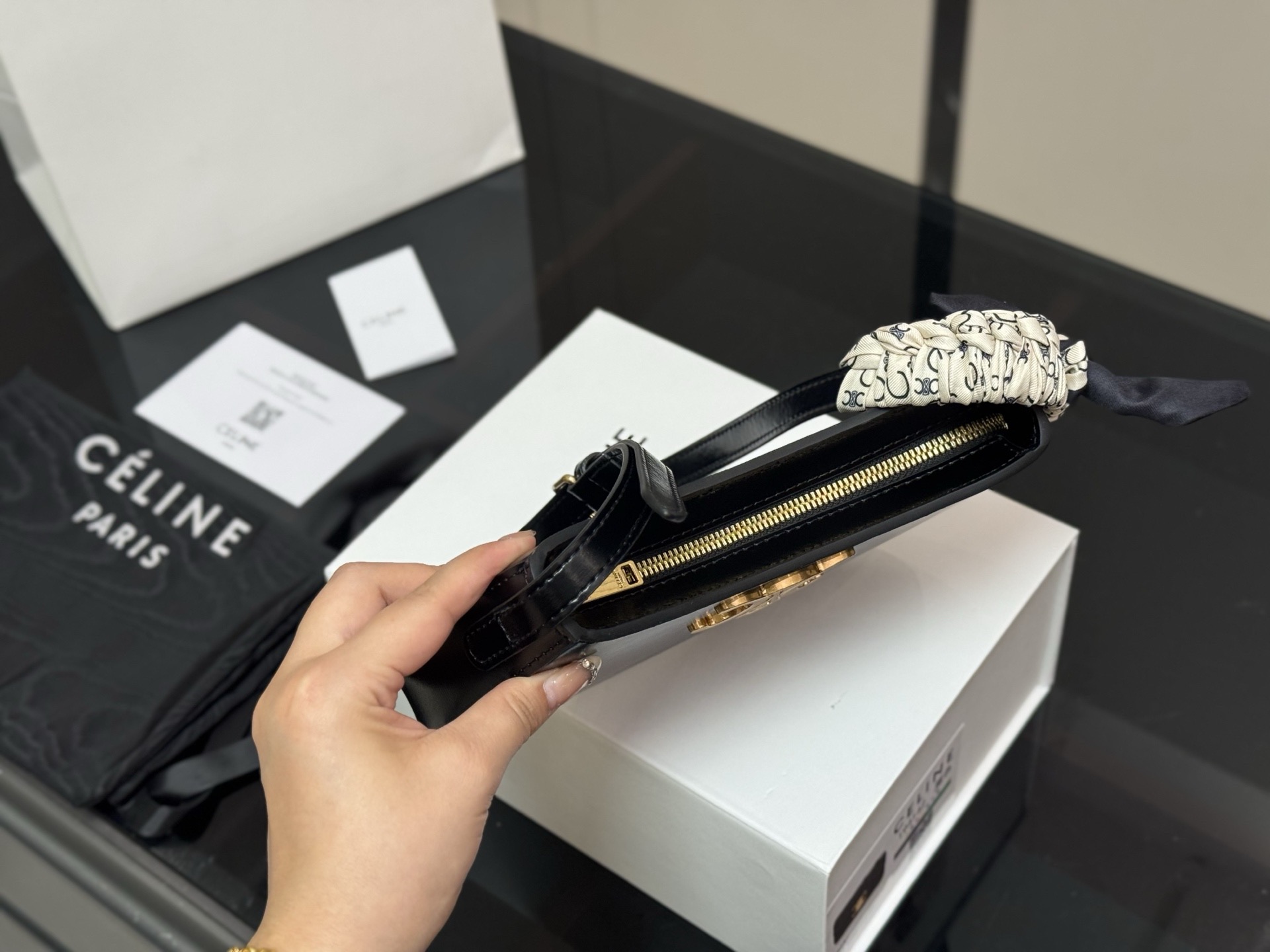 &yen;160 配盒 size：23*13cm celine tilly 好看又好用的包 2025新款小可爱Tilly 复古性感百搭小包 赛琳不容错过！！ ⚠️牛皮皮质