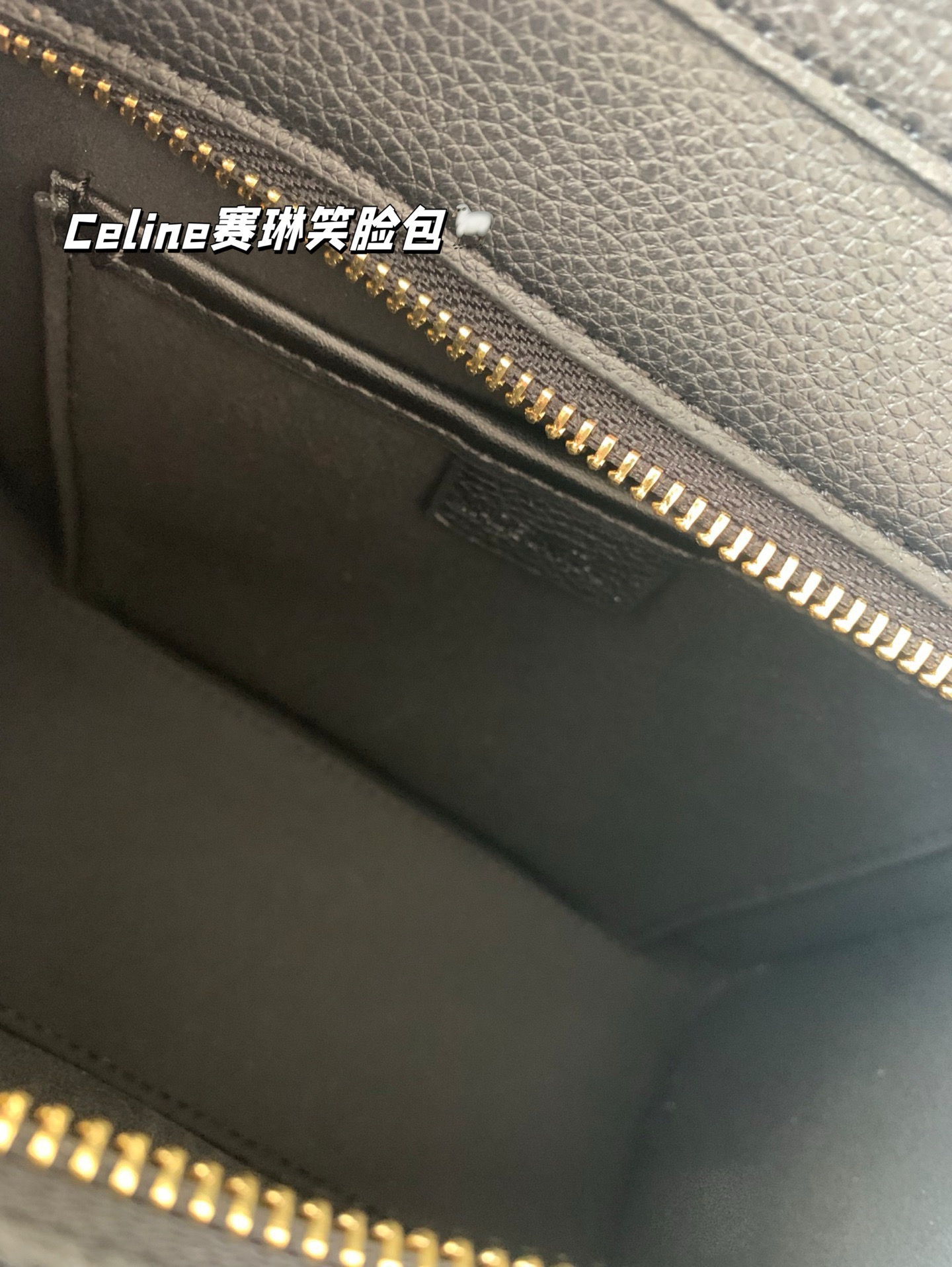 大P190 小P185 作为造型独特、极具辨识度的包包， Celine赛琳&mdash;笑脸包 无疑凭借其囧脸造型赢得众多关注。 Celine凭借这款笑脸包冲出欧洲，一跃成为一时最火的品牌尺寸26&times;25/20&times;20折叠盒