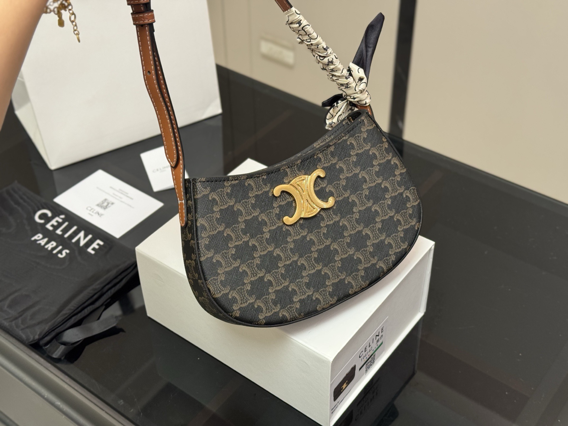 &yen;160 配盒 size：23*13cm celine tilly 好看又好用的包 2025新款小可爱Tilly 复古性感百搭小包 赛琳不容错过！！ ⚠️牛皮皮质