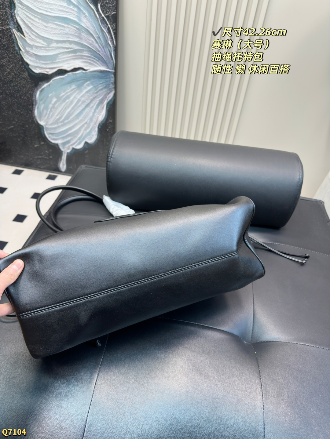 💰170 尺寸42.26（大号） 赛琳凯旋门浮雕tote✨celine包包 超火爆的光滑牛皮抽绳包!! 复古焦糖色，四季百搭。手拎肩背无敌了！柔软牛皮质感满分！超级推荐👏 容量不容小觑