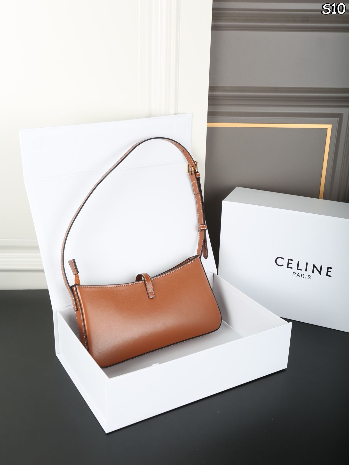 P120 折叠盒 CELINE赛琳 TINA 腋下包 单肩包 巨百搭的小包！巨好看！ 纤巧利落，规整有型 新款超薄单肩包，时尚感满满，有同名Tina的美眉来收了属于自己的包吗 尺寸：25&times;13