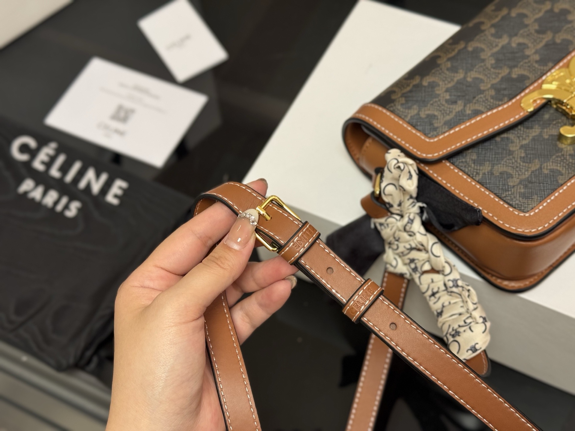 &yen;180 &yen;190 配折叠盒 尺寸：23cm*17（大） 19cm*15（小） 赛琳 凯旋门！ 很高端！很高级! 很适合🈴️四季！ ⚠️牛皮！牛皮！