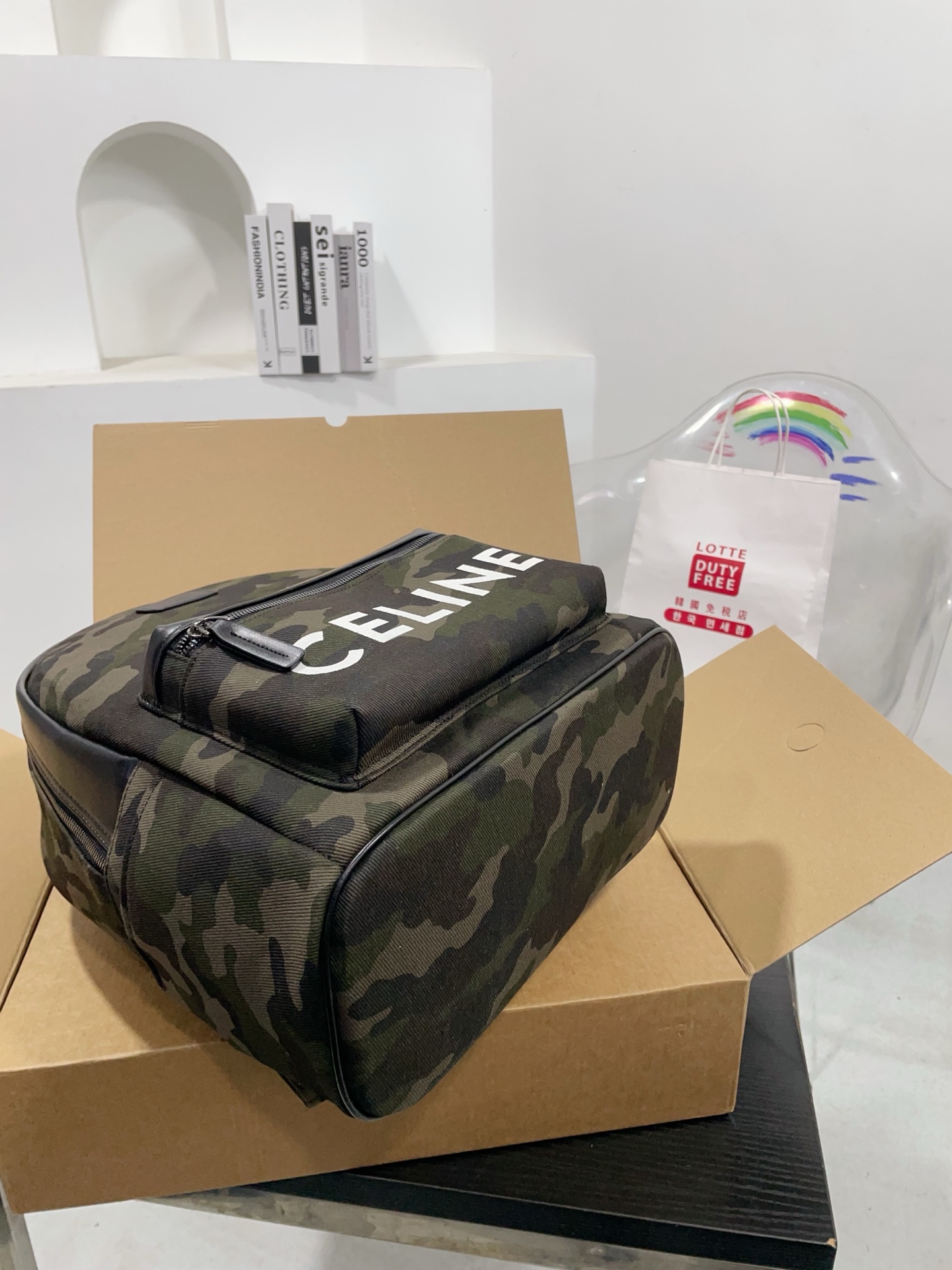 👑💰💰150💰 尺寸32/35cm 赛琳迷彩新款双肩包😍超好背哒，进口面料，果然时尚潮流是一个大轮回！复古又时尚百搭！