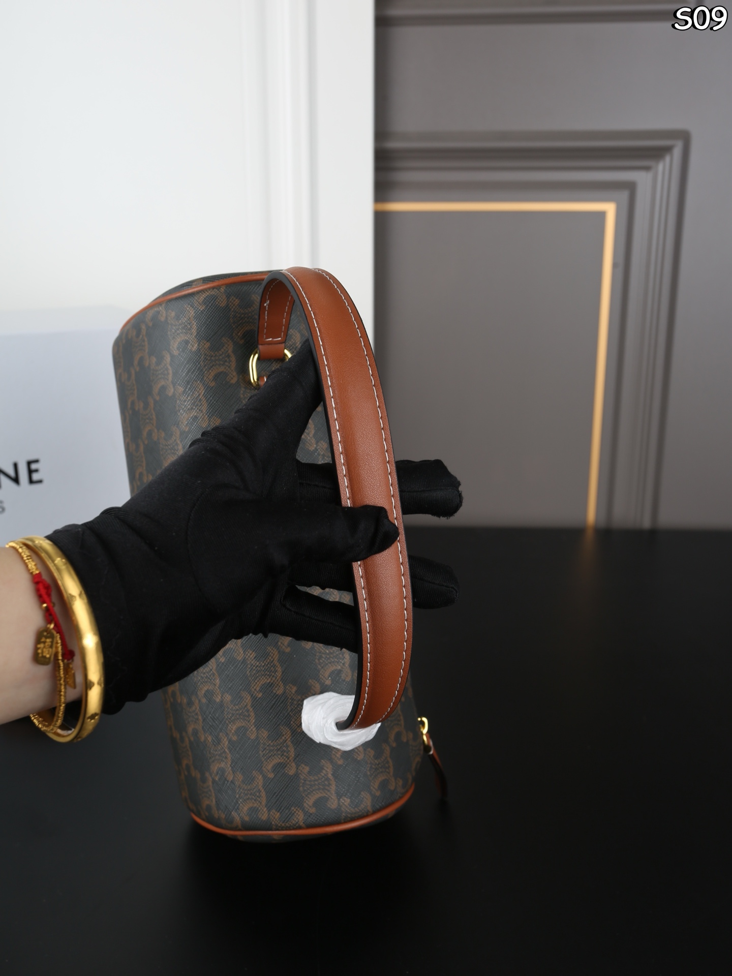 P155 折叠盒 CELINE赛琳 Triomphe CYLINDER 老花 圆筒包 手提包 CELINE老花家族新成员 CYLINDER圆柱体手提包 轻便舒适 经典老花配色 🉑手拎🉑肩背 简直是深得我心 自重特别轻便的同时包型也都别出心裁 像这款长手柄的CYLINDER我都能想象到秋冬了手腕在驼色羊绒大衣上会有多么的精彩绝伦 尺寸：26&times;13