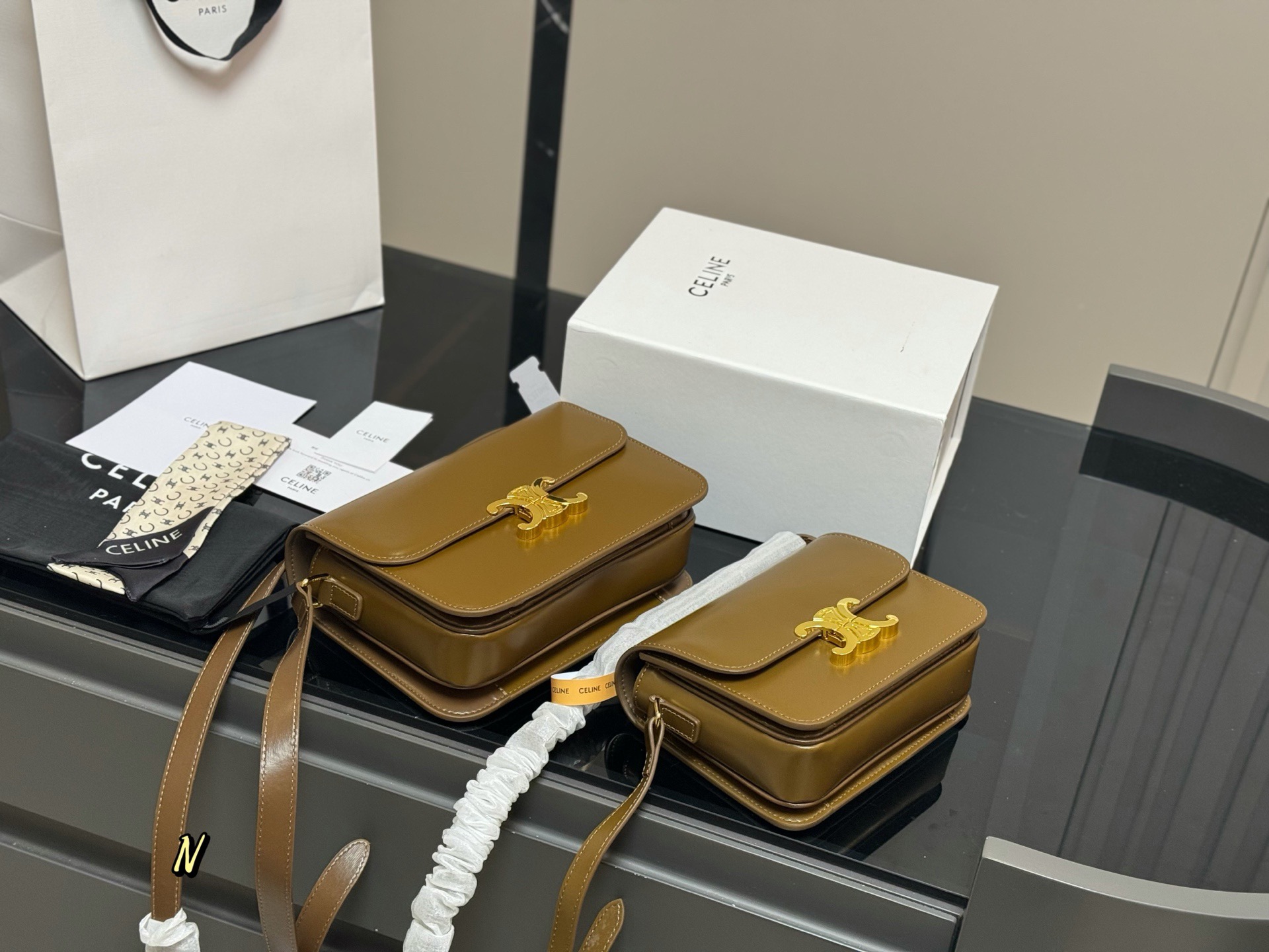 &yen;185 &yen;195 配折叠盒 尺寸：23cm*17（大） 19cm*15（小） 赛琳 凯旋门！ 很高端！很高级! 很适合🈴️四季！ ⚠️牛皮！牛皮！