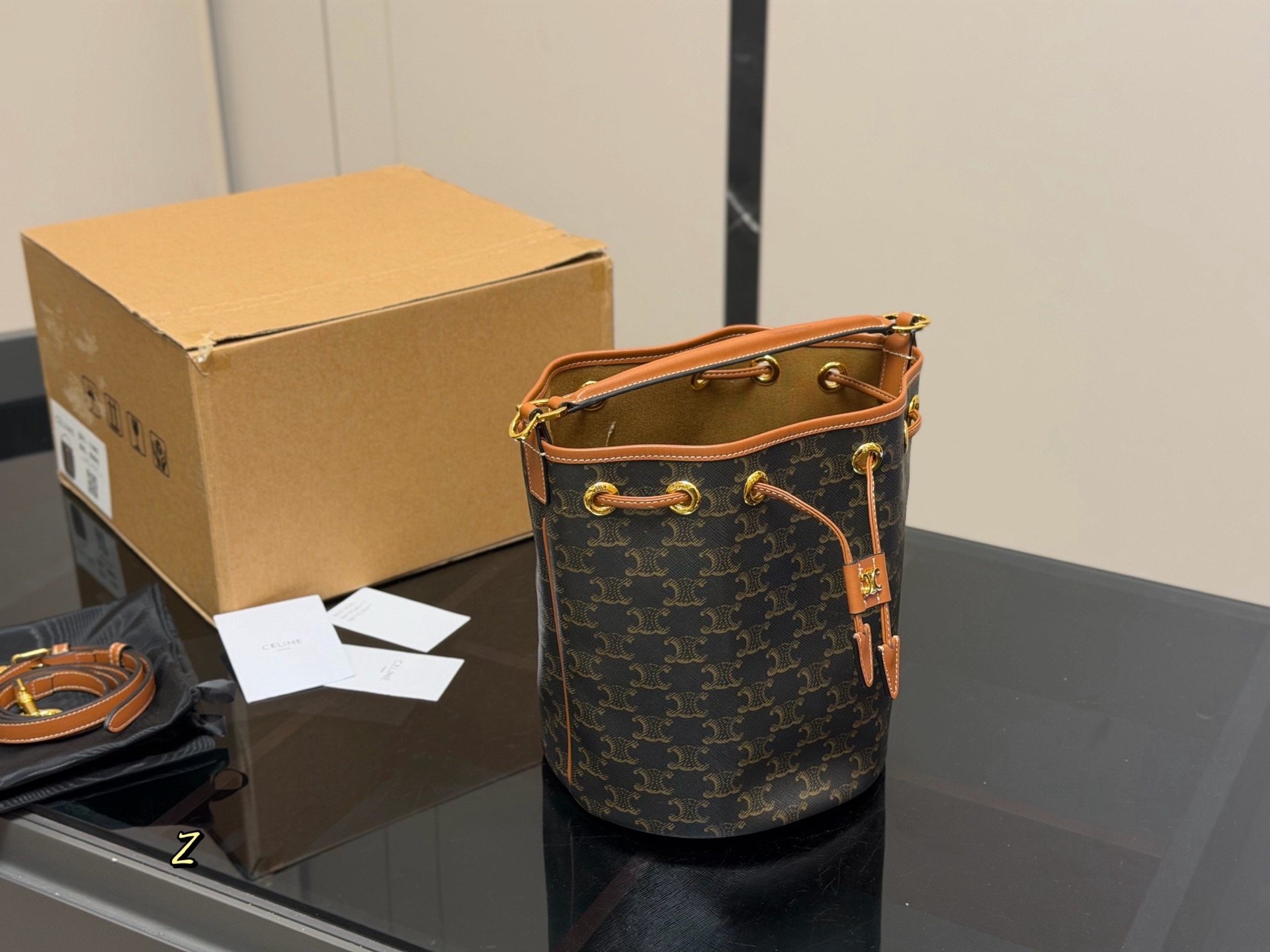 &yen;175 配盒 size： 20*23cm Celine 水桶包新款赛琳 一直很喜欢老花的包 经久耐看 复古印花图案 有着高颜值的复古文艺气息