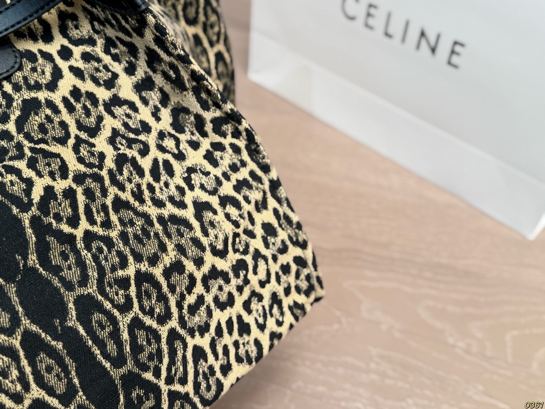 &yen;200 赛琳Celine 豹纹托特包 设计超有质感 充满轻松休闲气息 尺寸：32 28 28