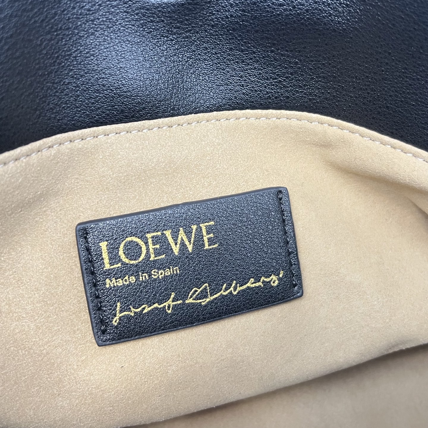 💰248包邮❗ 拼色 𝑳𝒐𝒆𝒘𝒆 Flamenco 福袋 可手提可斜挎 平纹牛皮 拉绳收紧 并打上标志性的盘绕结， &ldquo;肩背 斜挎或手拿*可拆卸和可调式肩带*隐形式磁扣开合 尺寸 大号：29-24-10 cm ❌不退不换慎重下单❌