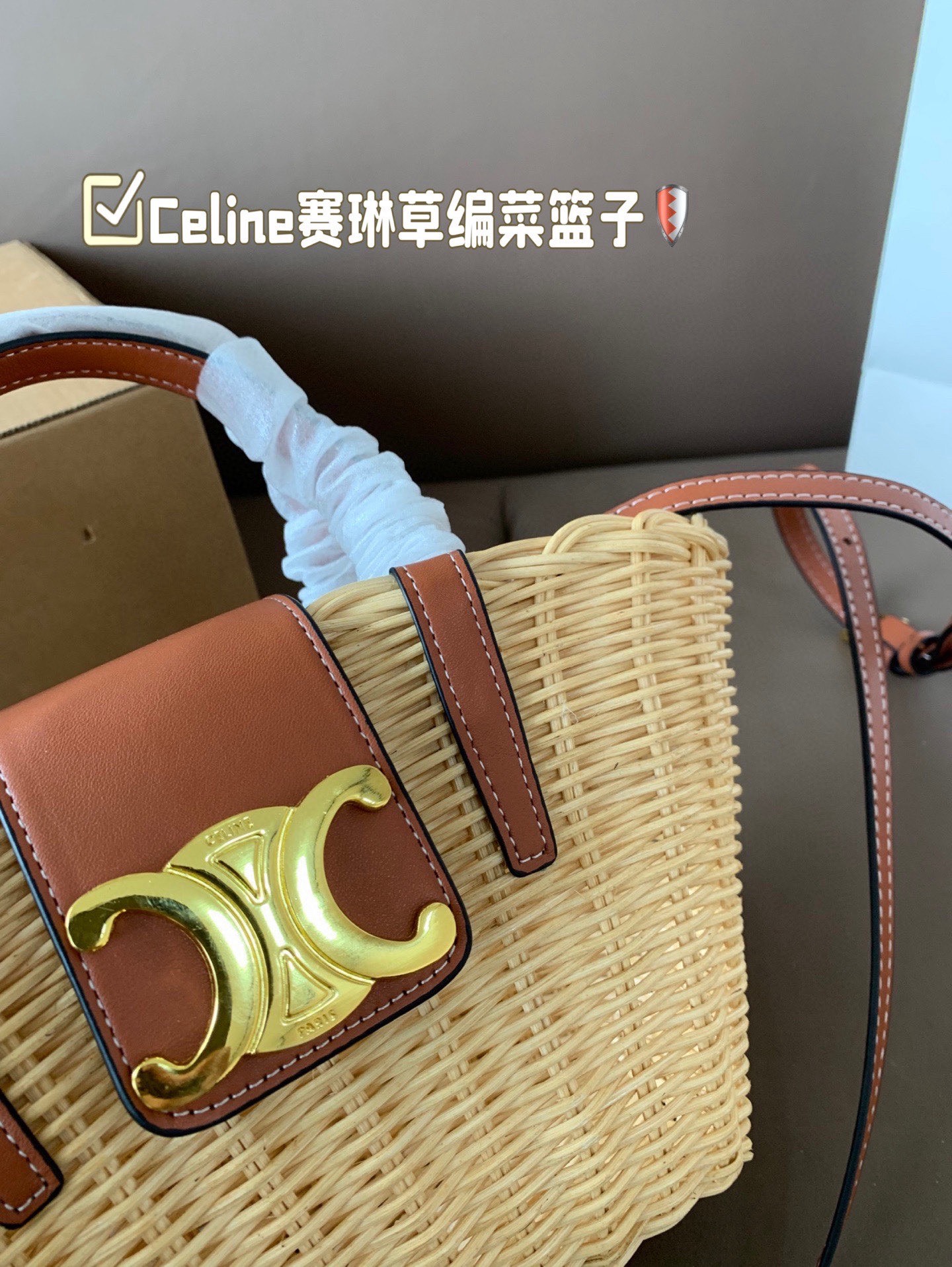 P155 Celine赛琳草编菜篮子 这款编织菜篮子 实在抵挡不住他的诱惑了好看的文艺风来啦～样子真的让人无数次心动 尺寸13*15飞机盒