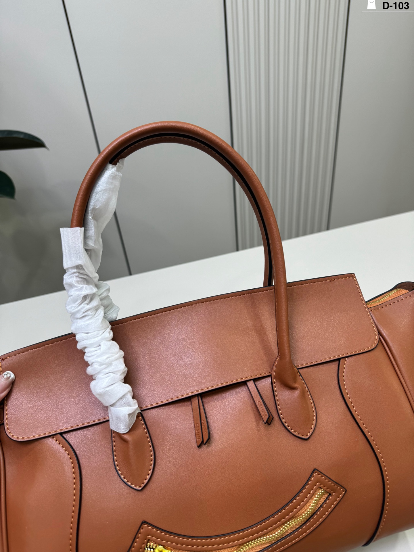 💰p200 D-103尺寸36&times;22 CELINE 赛琳New Luggage 手袋笑脸包 通勤休闲都很适合。 手提斜挎都OK，实用又优雅，CELINE经典