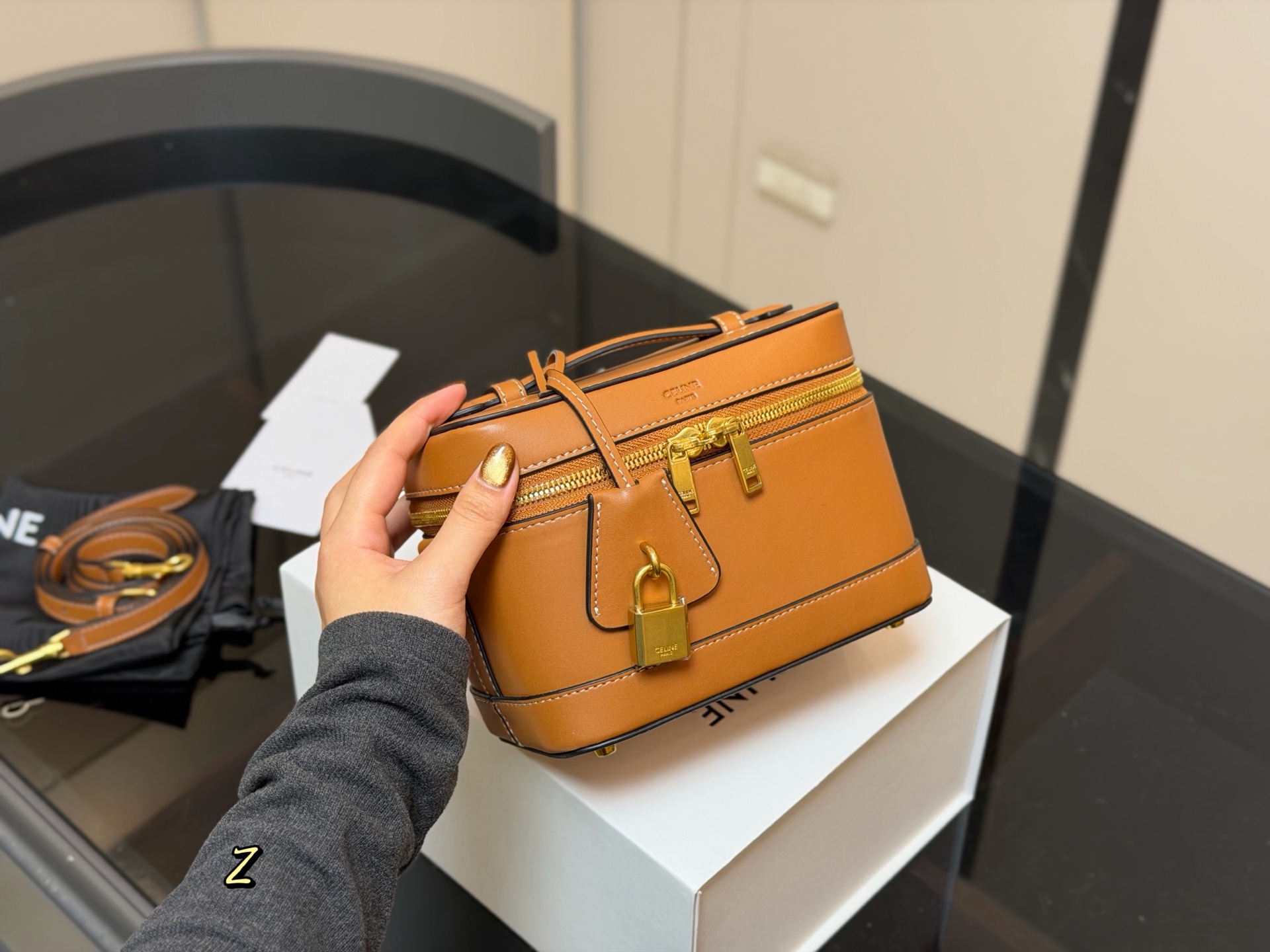 &yen;190 配折叠盒 赛琳CELINE 复古斜挎包 真的很有气质的款式容量是我喜欢的 不大却很能装质感不用多说 真的很华丽漂亮和实用兼顾无须多言 尺寸:18.13cm