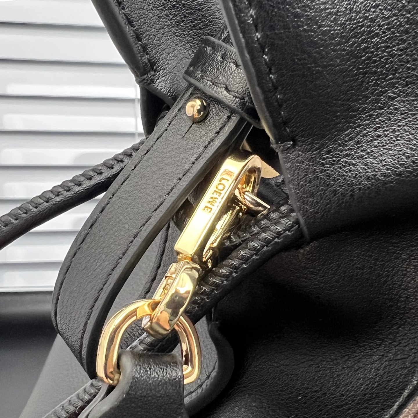 💰248包邮❗ 拼色 𝑳𝒐𝒆𝒘𝒆 Flamenco 福袋 可手提可斜挎 平纹牛皮 拉绳收紧 并打上标志性的盘绕结， &ldquo;肩背 斜挎或手拿*可拆卸和可调式肩带*隐形式磁扣开合 尺寸 大号：29-24-10 cm ❌不退不换慎重下单❌