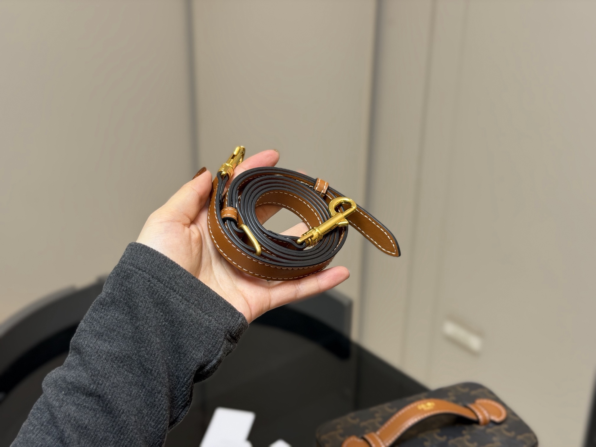 &yen;190 配折叠盒 赛琳CELINE 复古斜挎包 真的很有气质的款式容量是我喜欢的 不大却很能装质感不用多说 真的很华丽漂亮和实用兼顾无须多言 尺寸:18.13cm